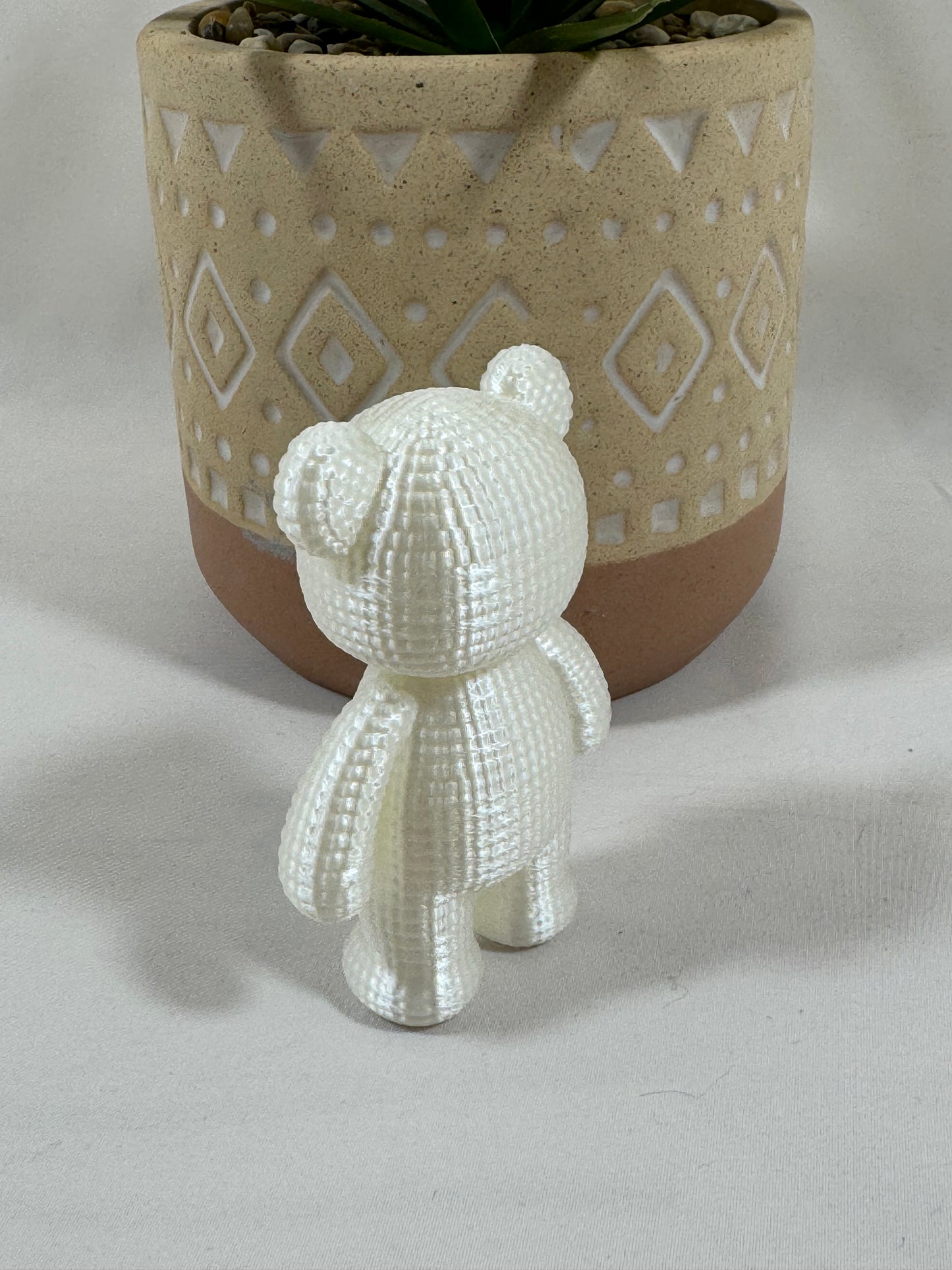 Petit ours décoratif en PLA soie blanc réalisé par impression 3D pour décoration intérieure.