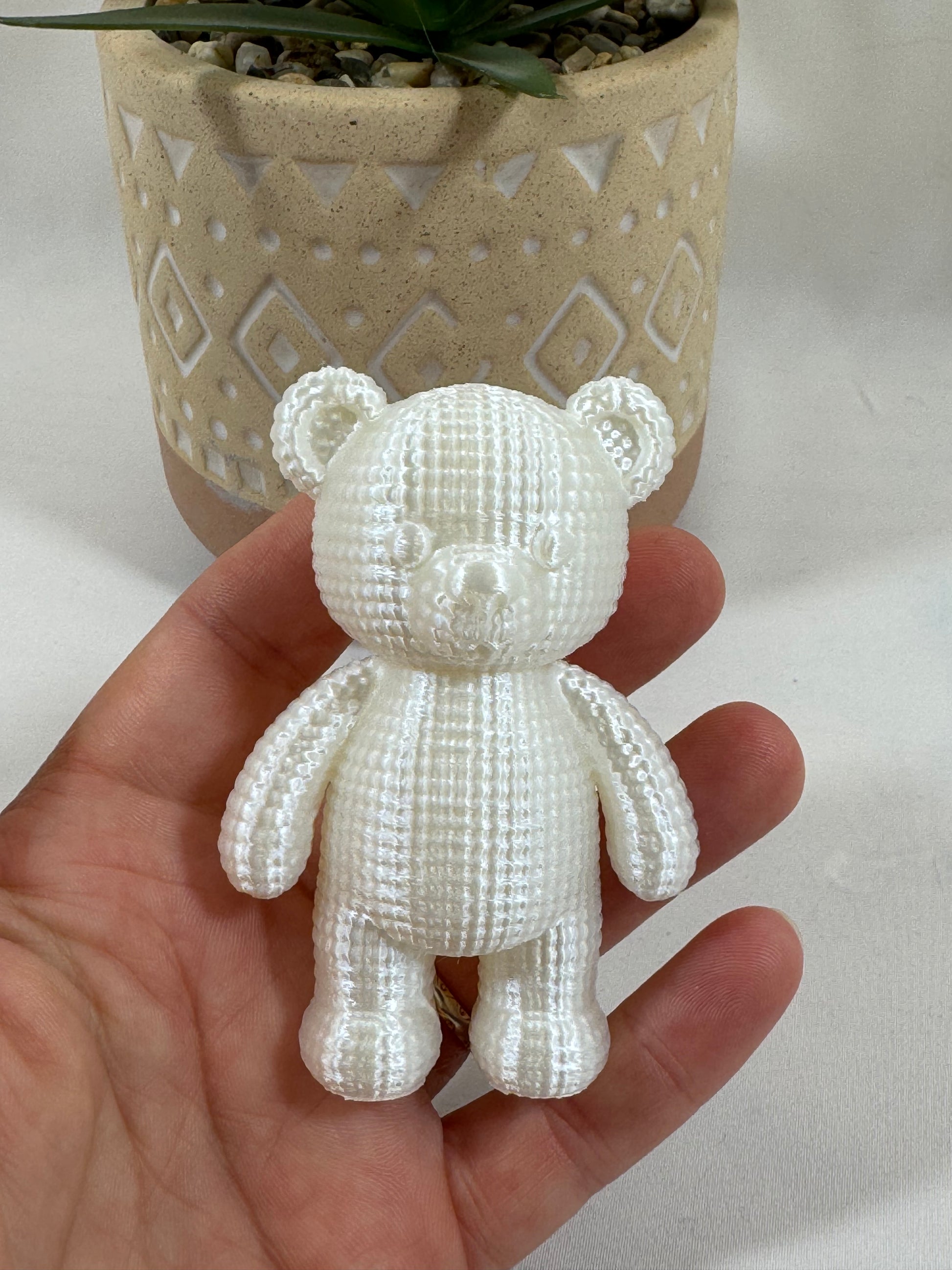 Petit ours blanc imprimé en 3D avec finition soie et texture imitation crochet.