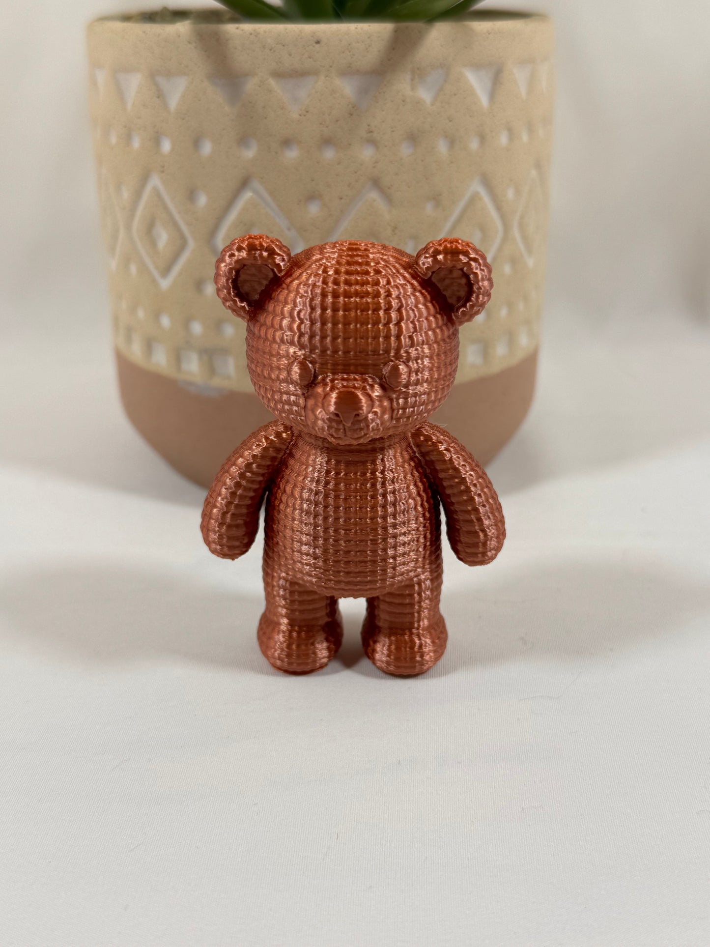 Petit ours décoratif imprimé en 3D en PLA soie cuivre de 8 cm avec texture effet crochet.