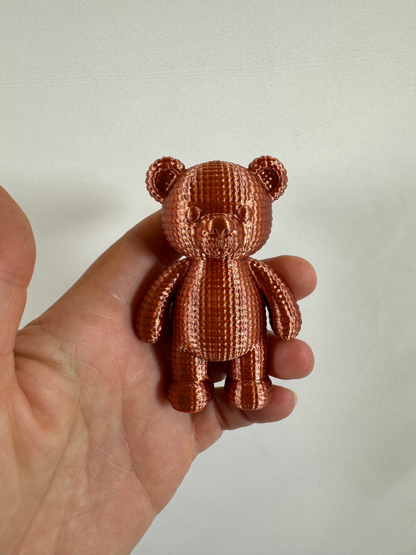 Petit ours décoratif en PLA soie cuivre réalisé par impression 3D pour décoration intérieure.