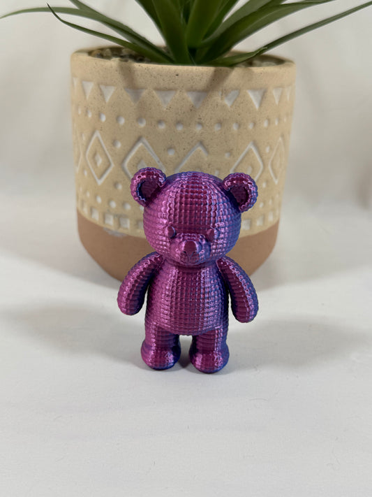 Petit ours décoratif imprimé en 3D en PLA soie multicolore rose et bleu de 8 cm avec texture effet crochet.