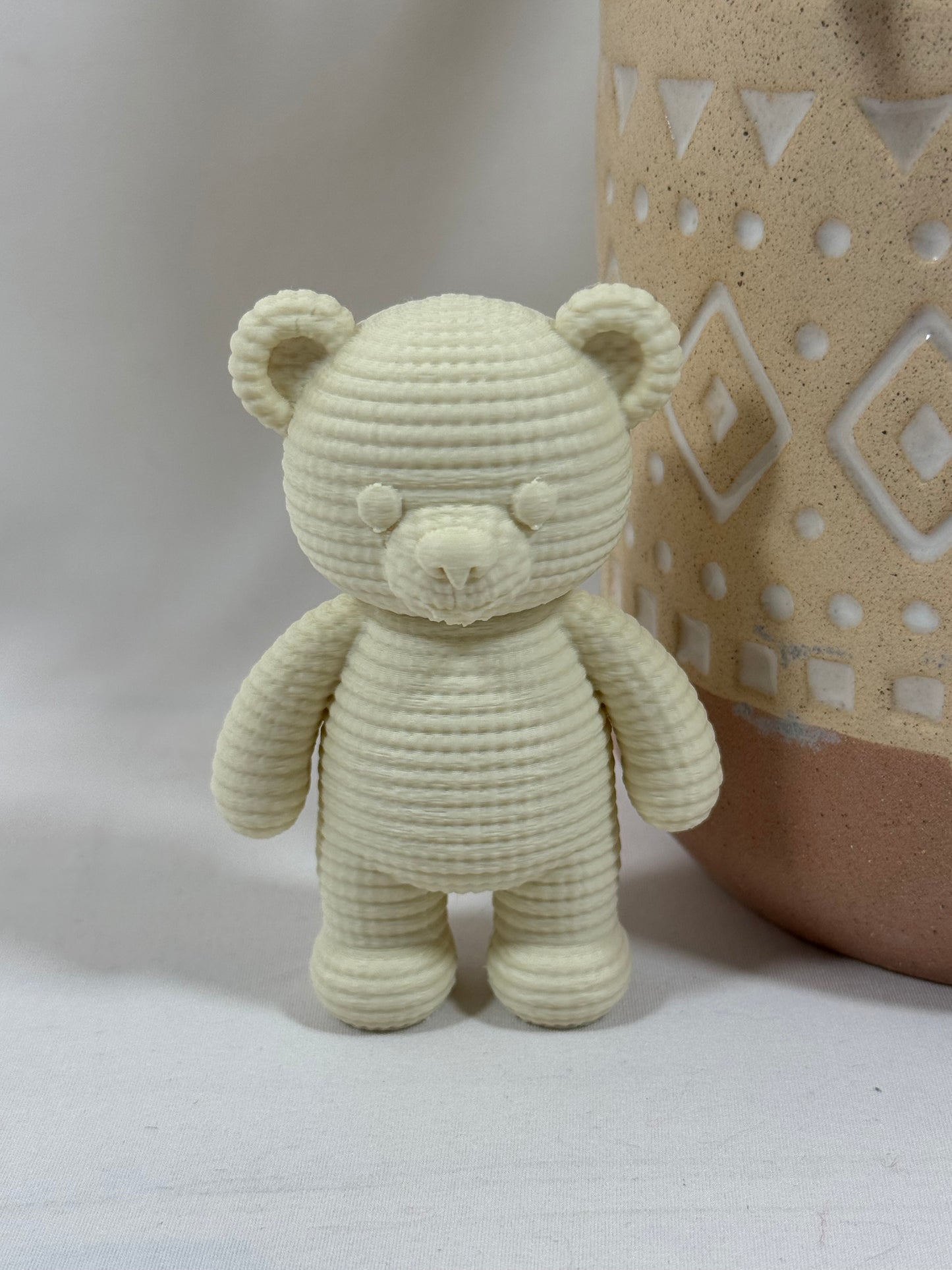 Petit ours décoratif imprimé en 3D en PLA crème de 8 cm avec texture effet crochet.