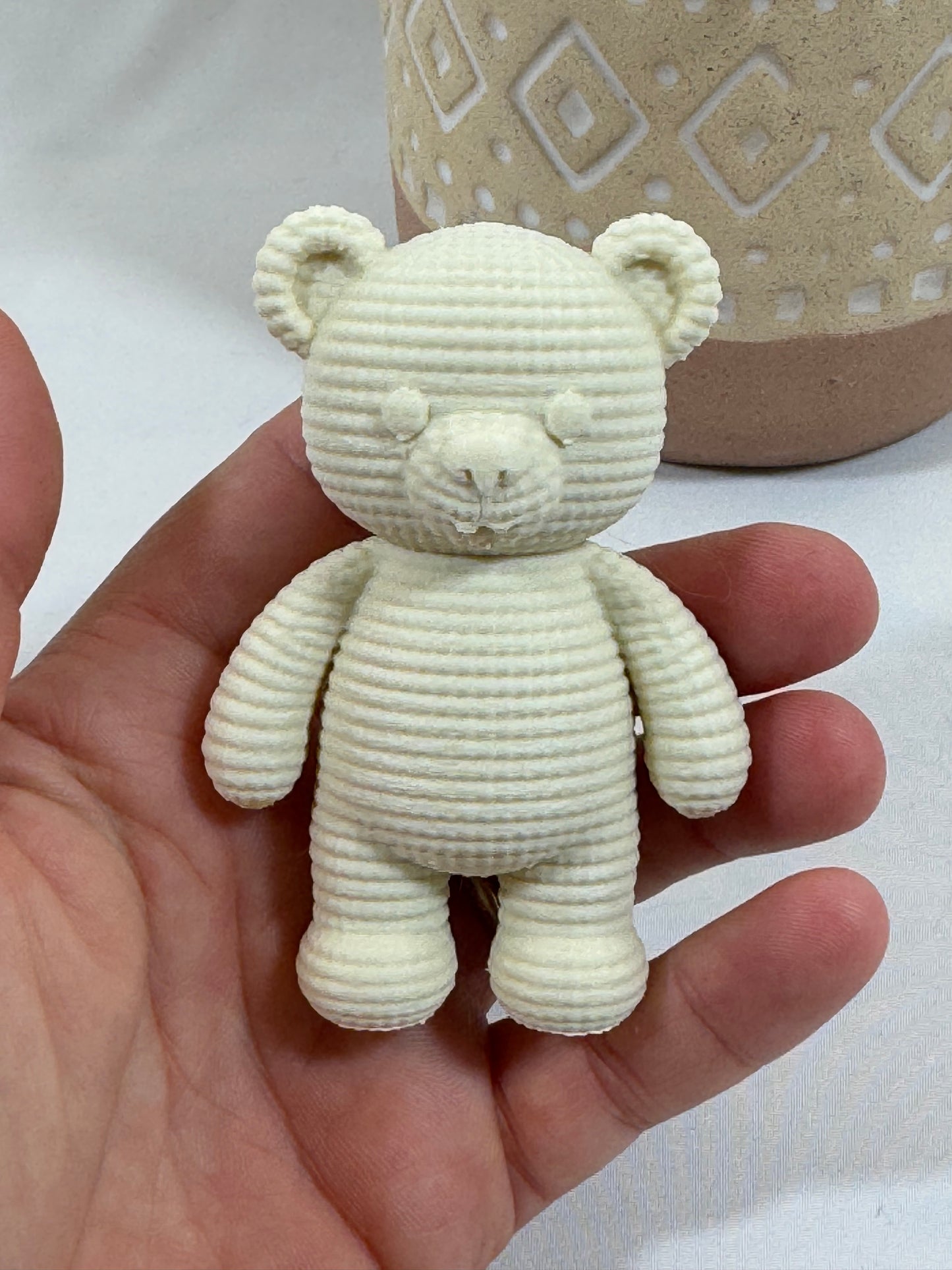 Petit ours crème imprimé en 3D avec texture imitation crochet.