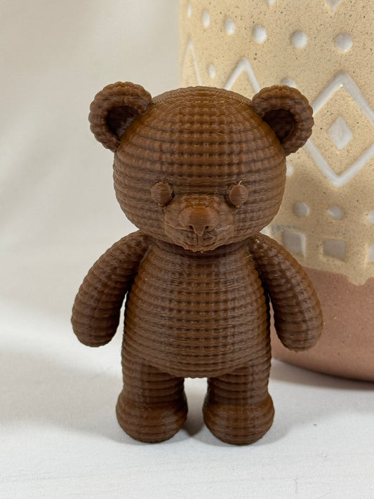 Petit ours décoratif imprimé en 3D en PLA marron de 8 cm avec texture effet crochet.