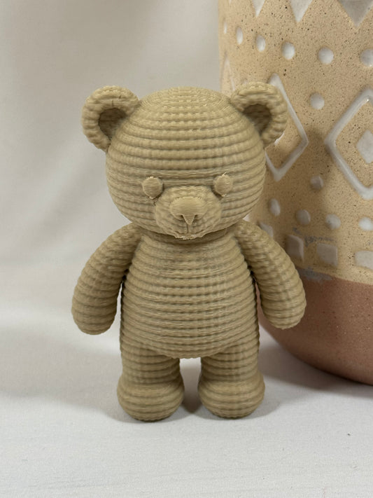 Petit ours décoratif imprimé en 3D en PLA beige de 8 cm avec texture effet crochet.