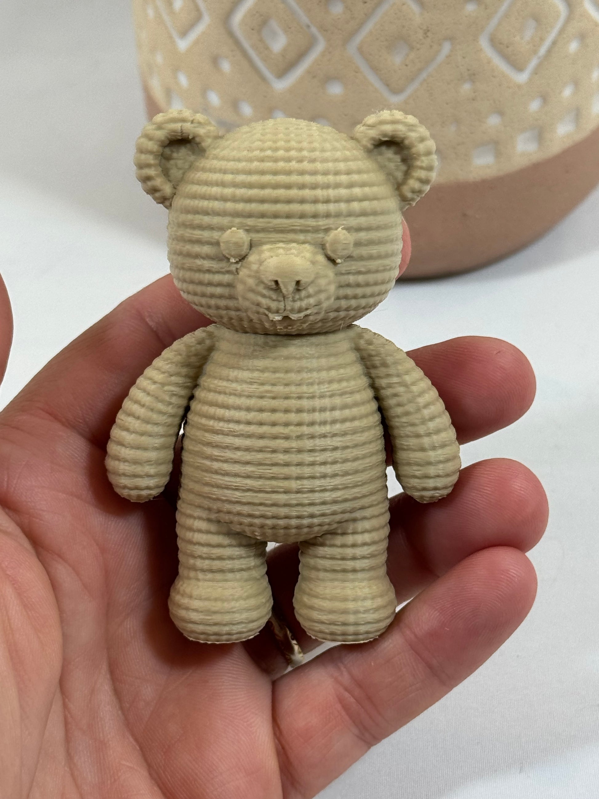 Petit ours beige imprimé en 3D avec texture imitation crochet.