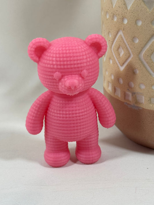Petit ours décoratif imprimé en 3D en PLA rose de 8 cm avec texture effet crochet.