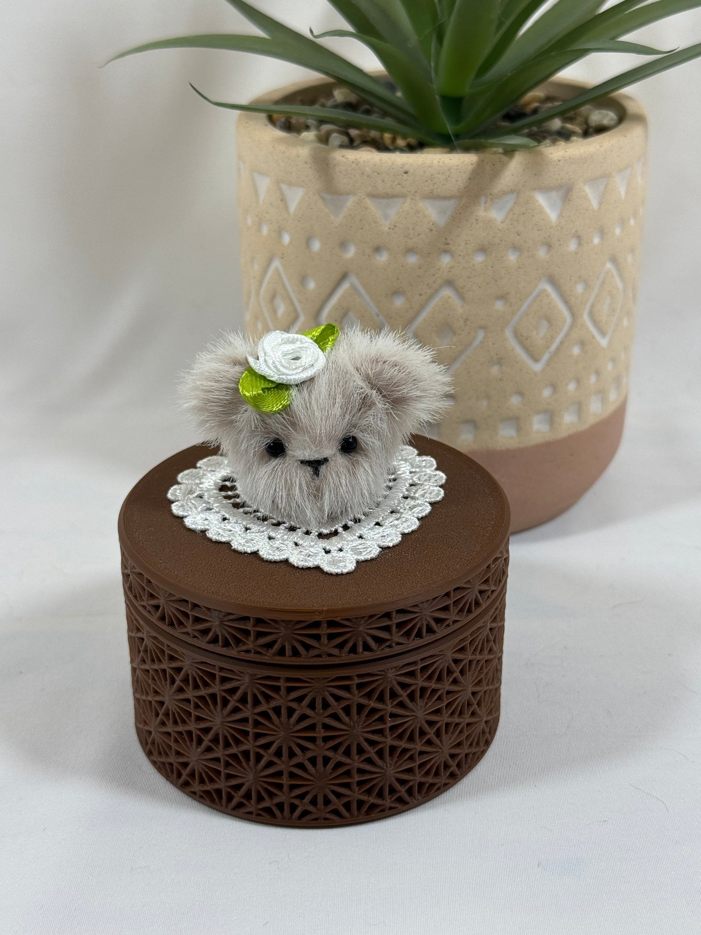 Boîte décorative géométrique marron imprimée en 3D avec tête d'ours en fausse fourrure beige.