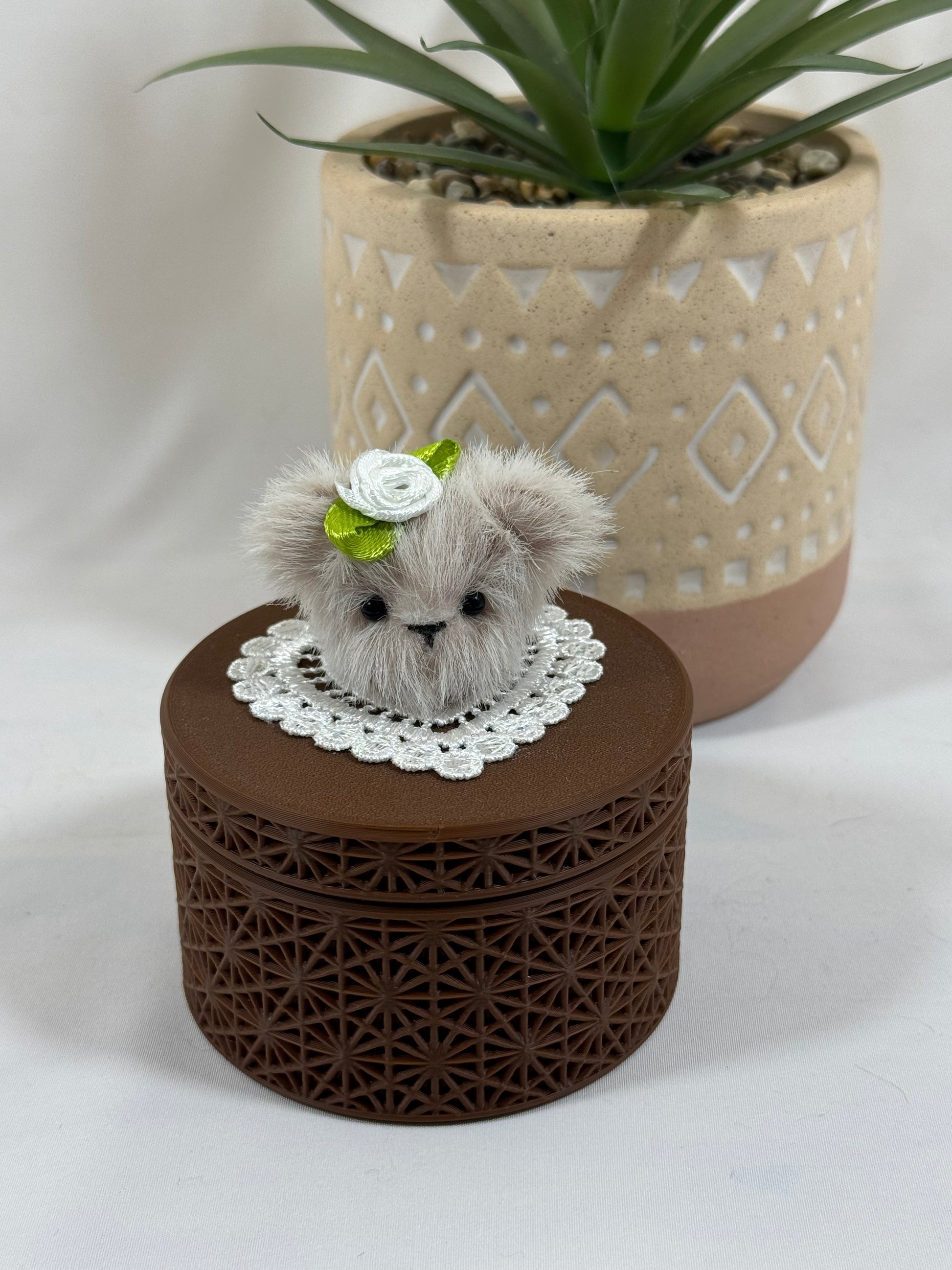 Boîte décorative géométrique marron imprimée en 3D avec tête d'ours en fausse fourrure beige.