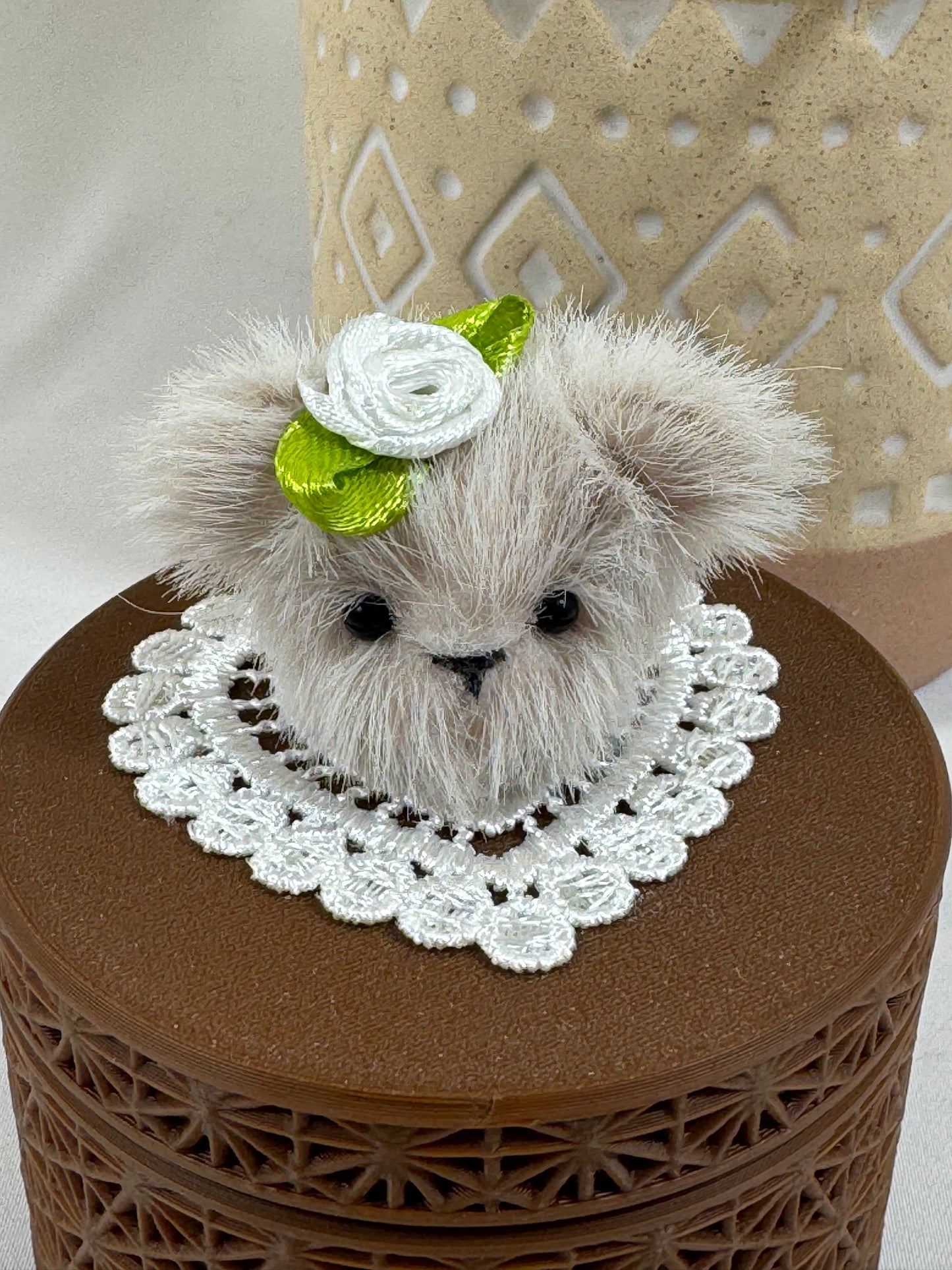 Boîte décorative artisanale marron de 8 cm avec tête d'ours en fausse fourrure beige.