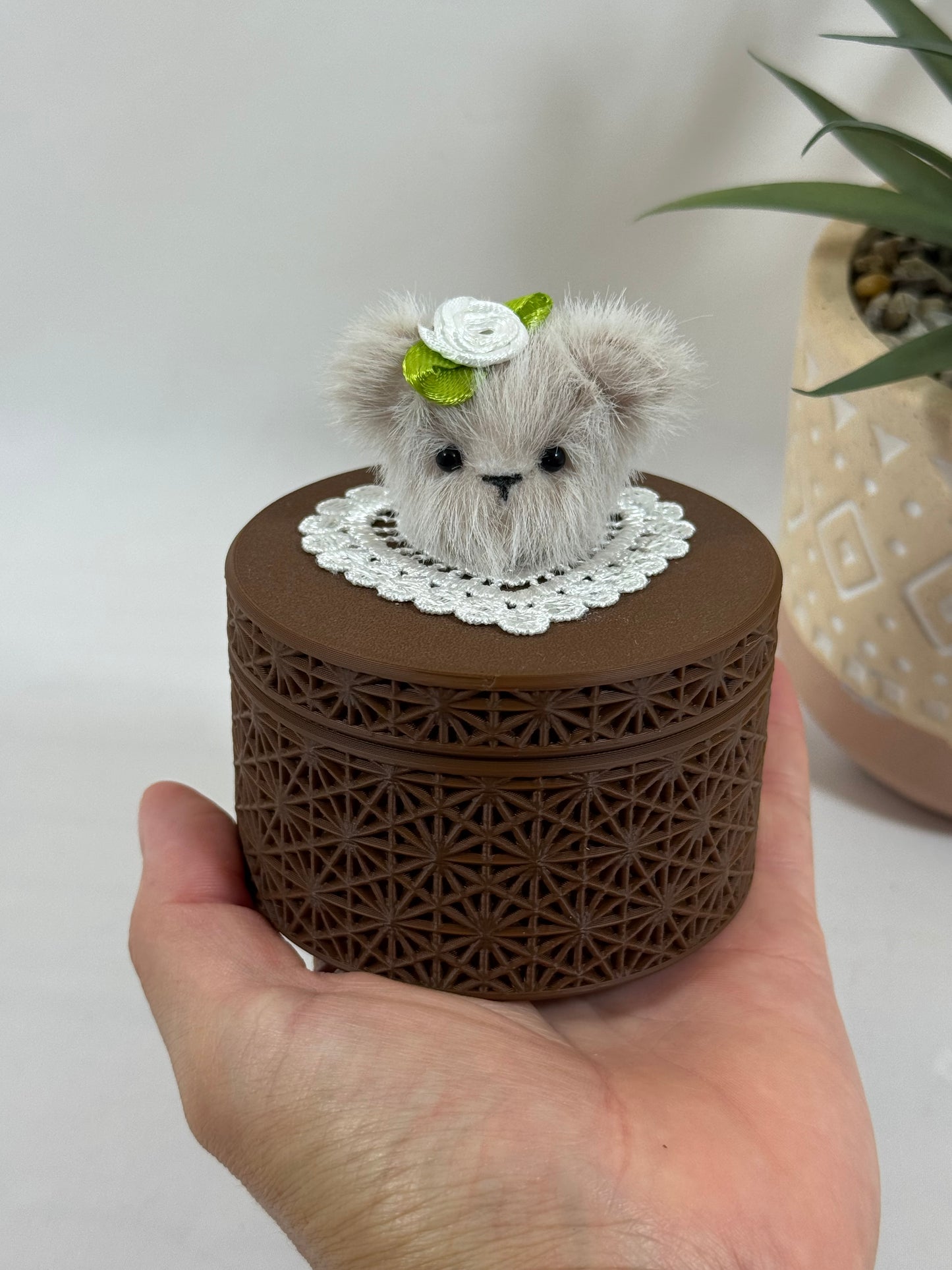 Boîte décorative géométrique marron imprimée en 3D avec couvercle à visser et tête d'ours artisanale en fausse fourrure beige.