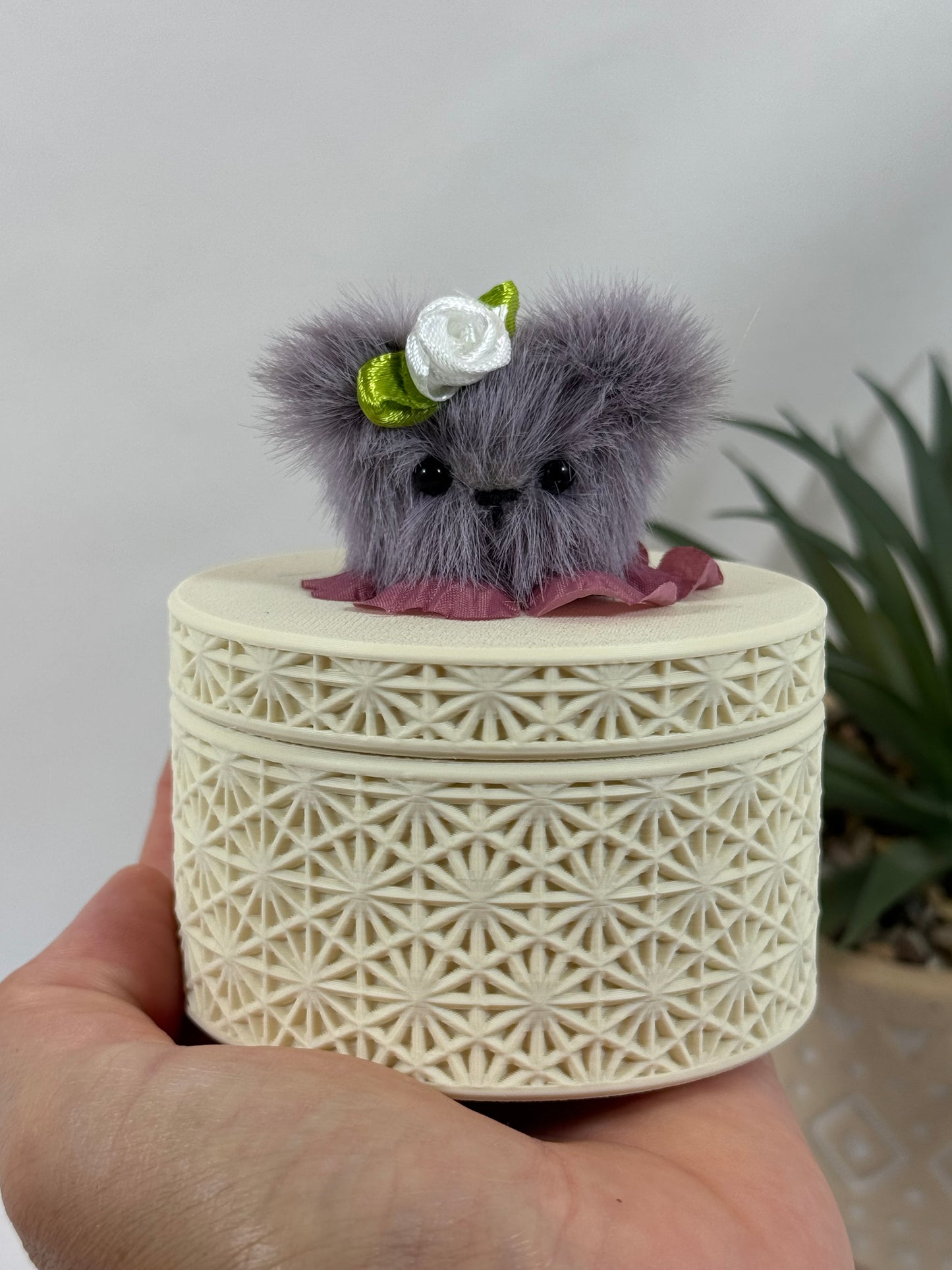 Boîte décorative artisanale crème de 8 cm avec texture géométrique et tête d'ours en fausse fourrure mauve foncé.