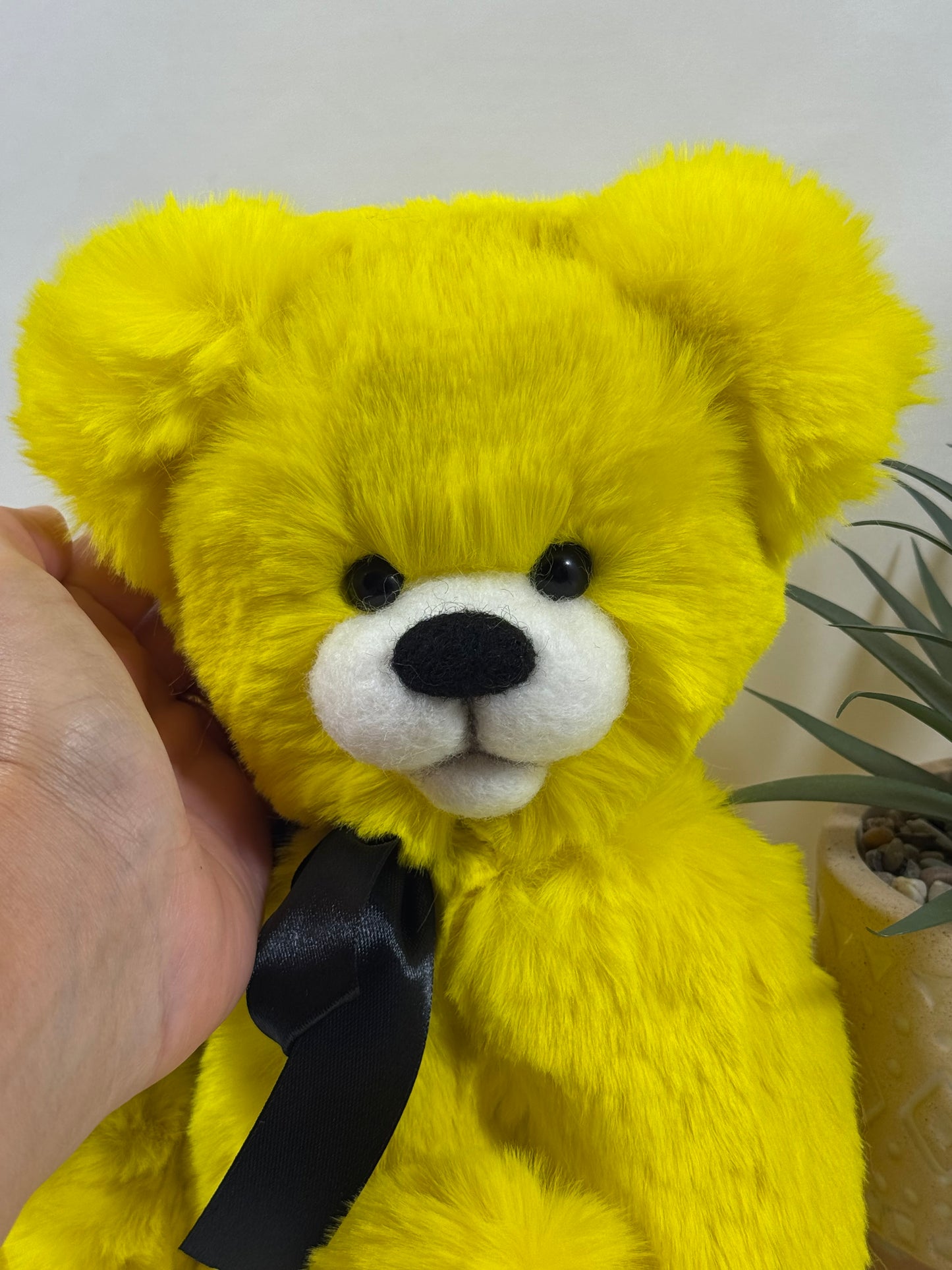 Ours d'artiste Sunny en fausse fourrure jaune, entièrement articulé et réalisé à la main.