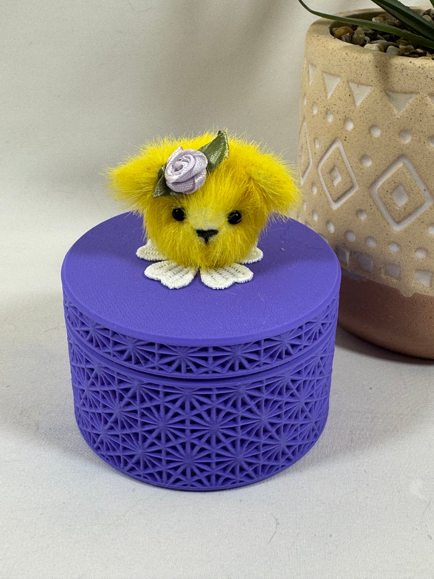 Boîte décorative géométrique violette imprimée en 3D avec tête d'ours en fausse fourrure jaune.