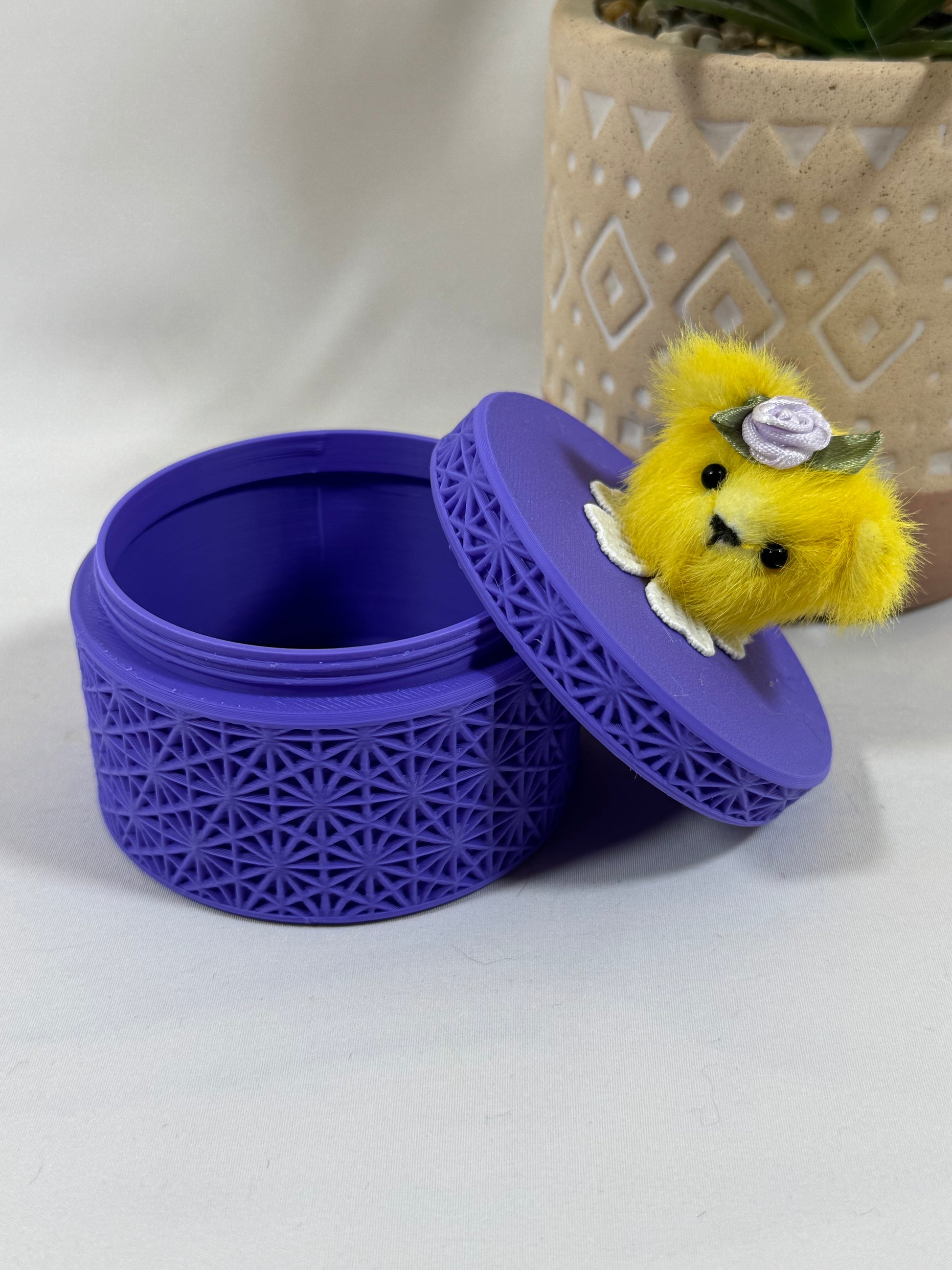 Boîte ronde violette à visser avec motif géométrique et tête d'ours jaune cousue à la main.