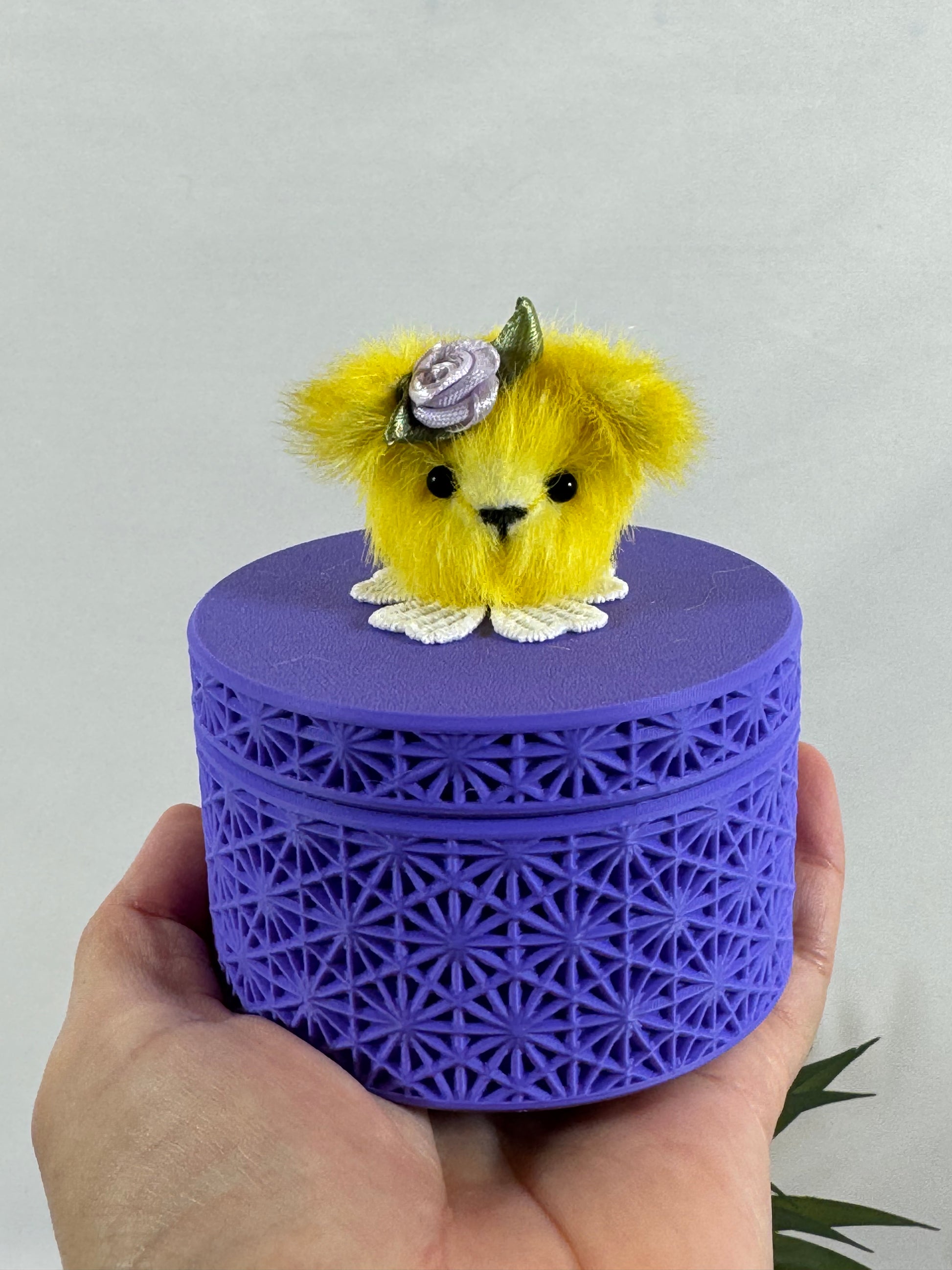 Boîte décorative artisanale violette de 8 cm avec tête d'ours en fausse fourrure jaune.