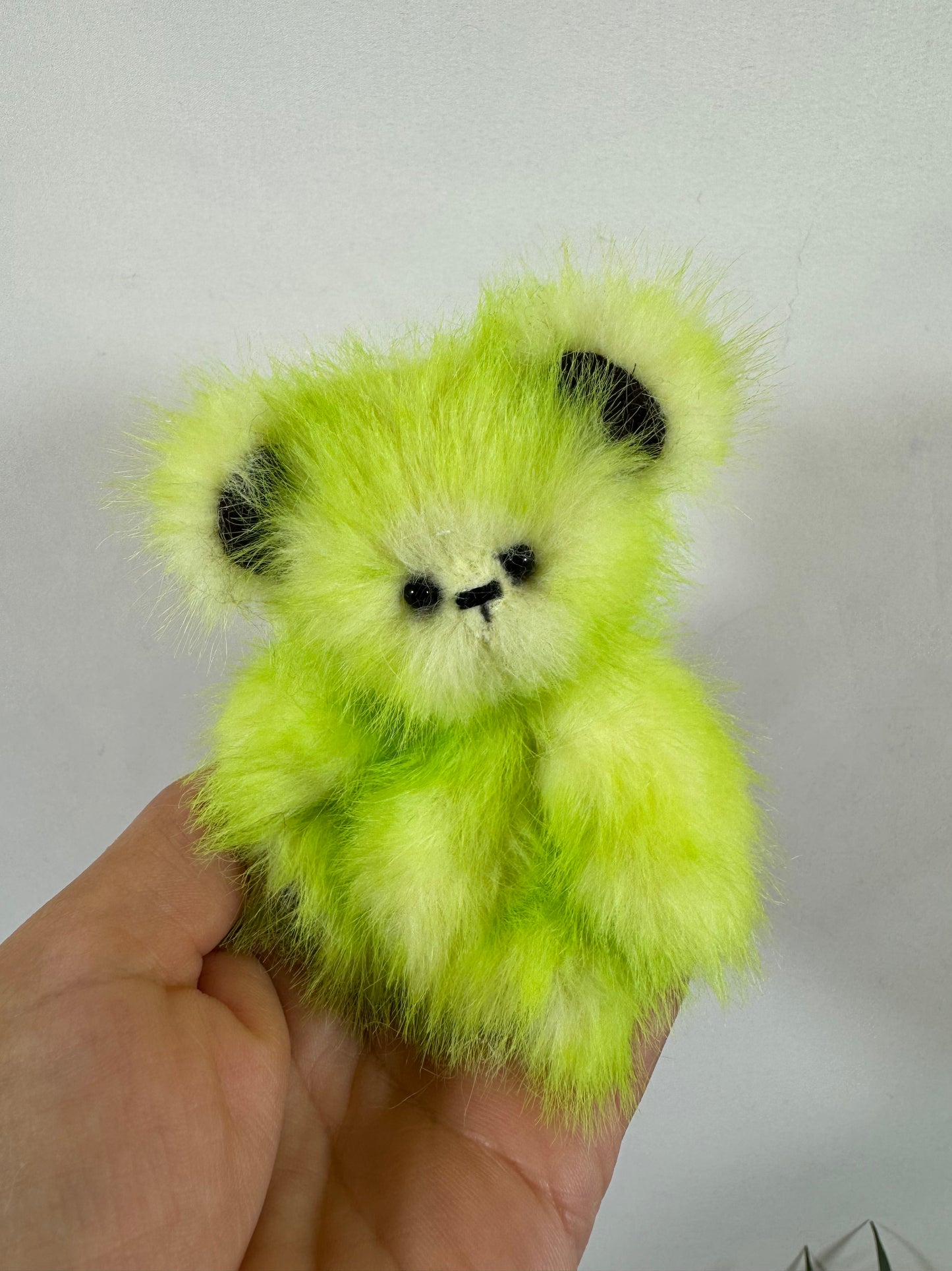 Petit ours de collection artisanal Zest vert anis avec détails en feutrine marron