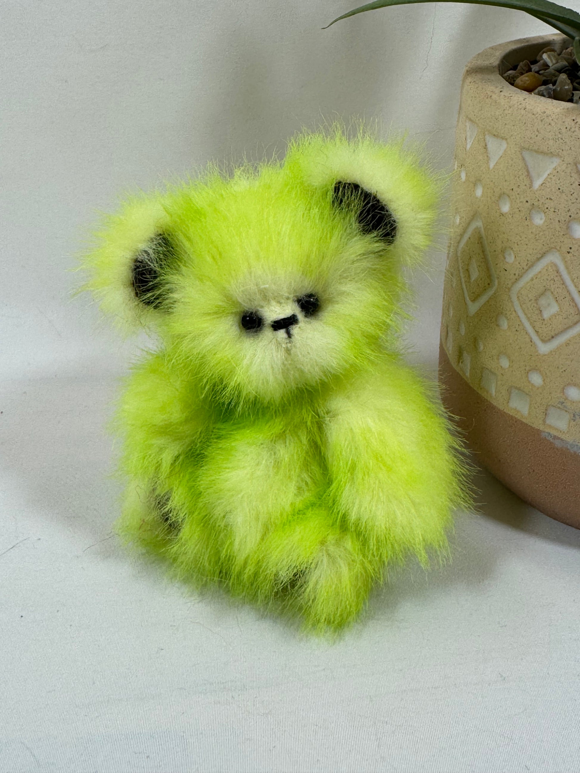 Ours miniature Zest 10 cm fait main en fausse fourrure vert anis