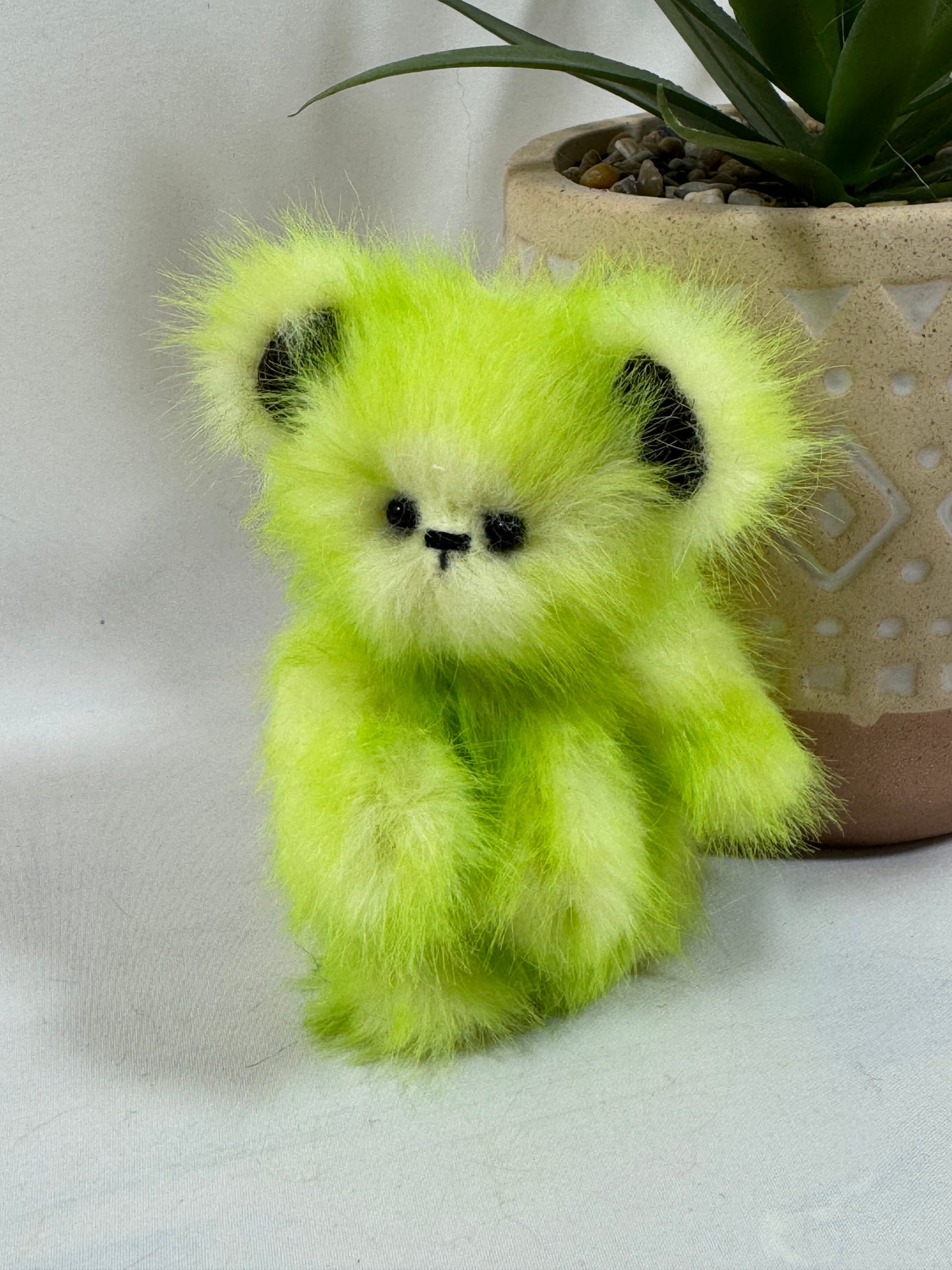 Ours miniature articulé Zest 10 cm en fausse fourrure verte, création artisanale