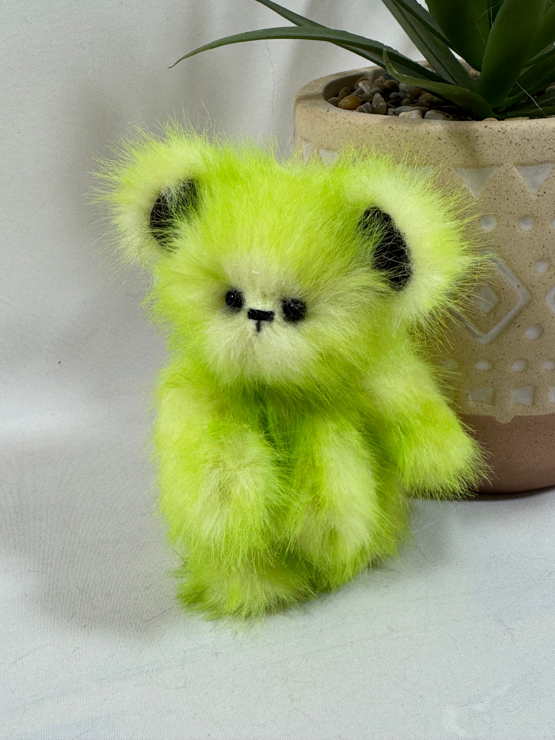 Ours miniature articulé Zest 10 cm en fausse fourrure verte, création artisanale