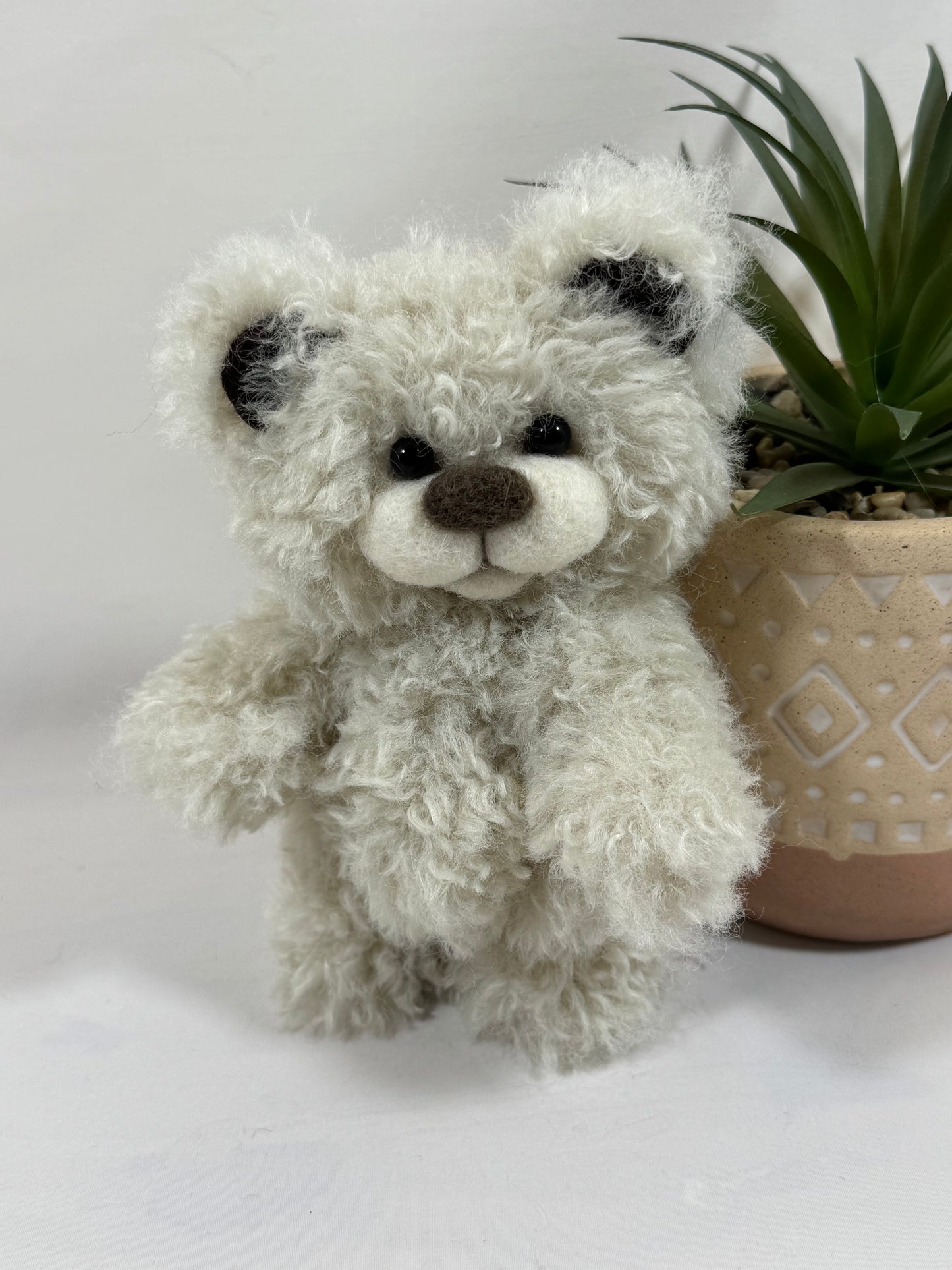 Petit ours de collection Mallow 17 cm articulé fait main blanc crème