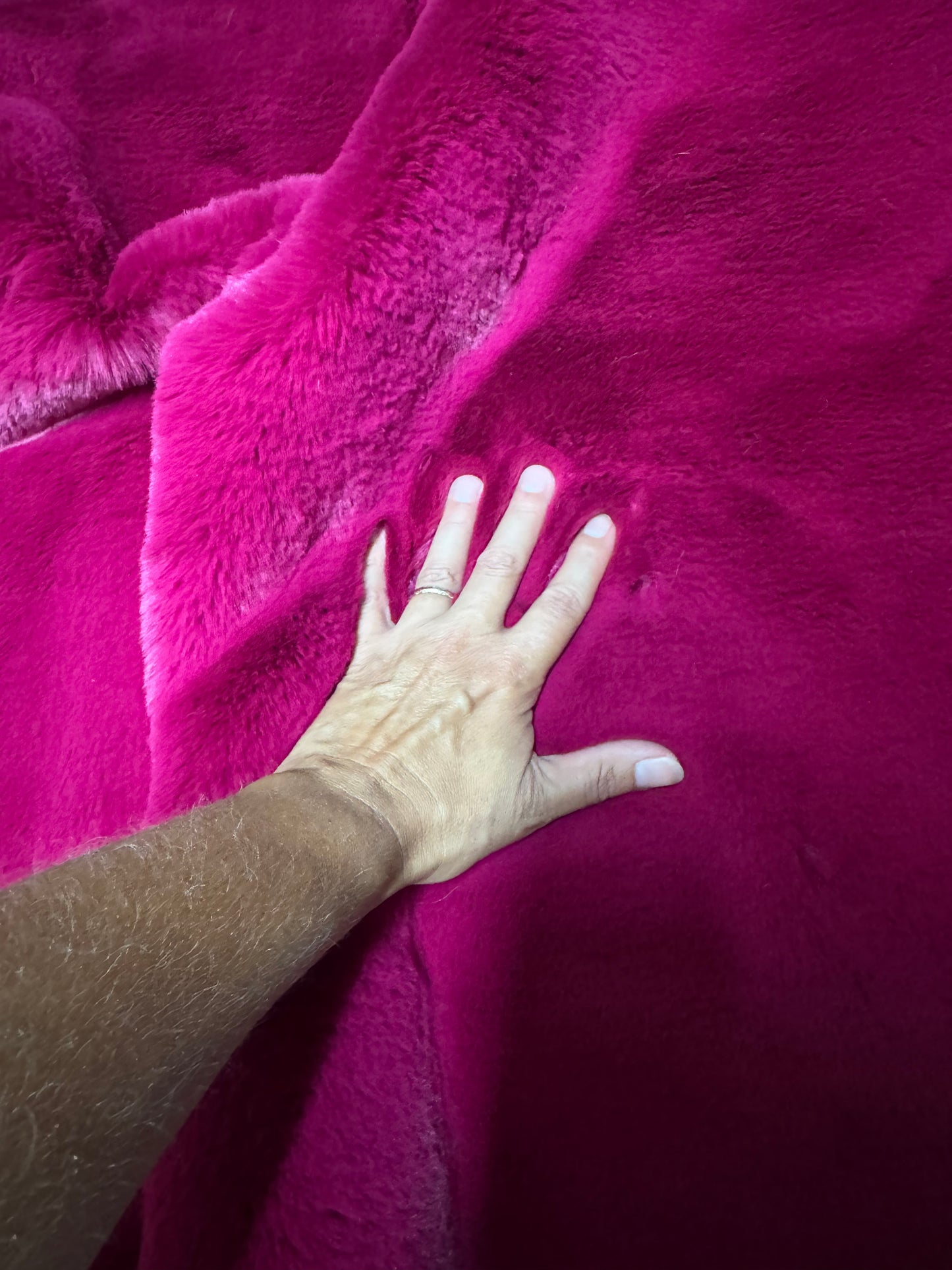 Fausse fourrure fuchsia poils courts 2 cm laize 156 cm