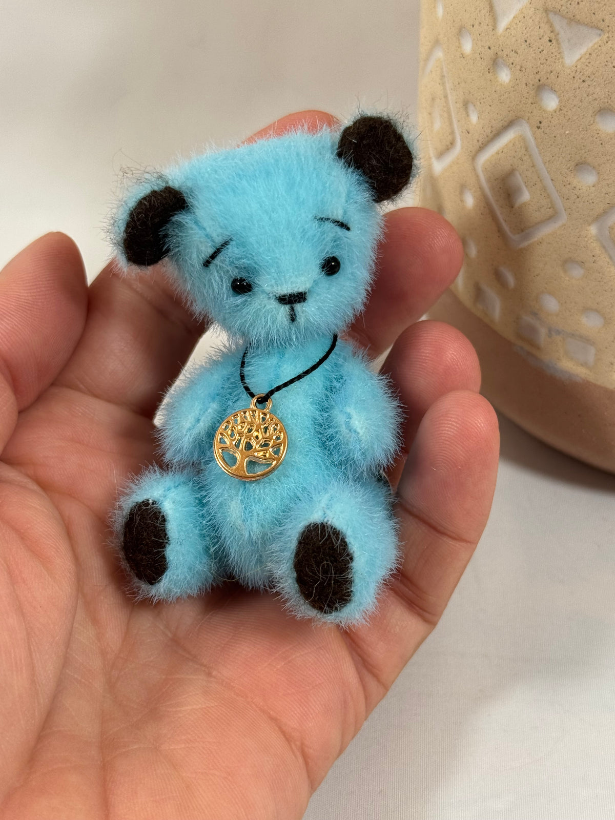 Petit ours bleu Azur articulé 8 cm avec pendentif arbre de vie – création artisanale