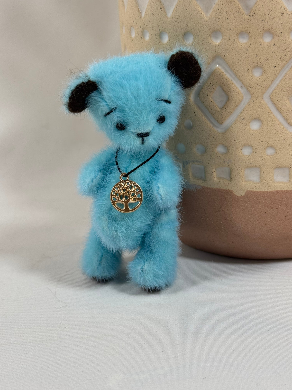 Ours miniature de collection Azur en fausse fourrure bleue – ours articulé fait main