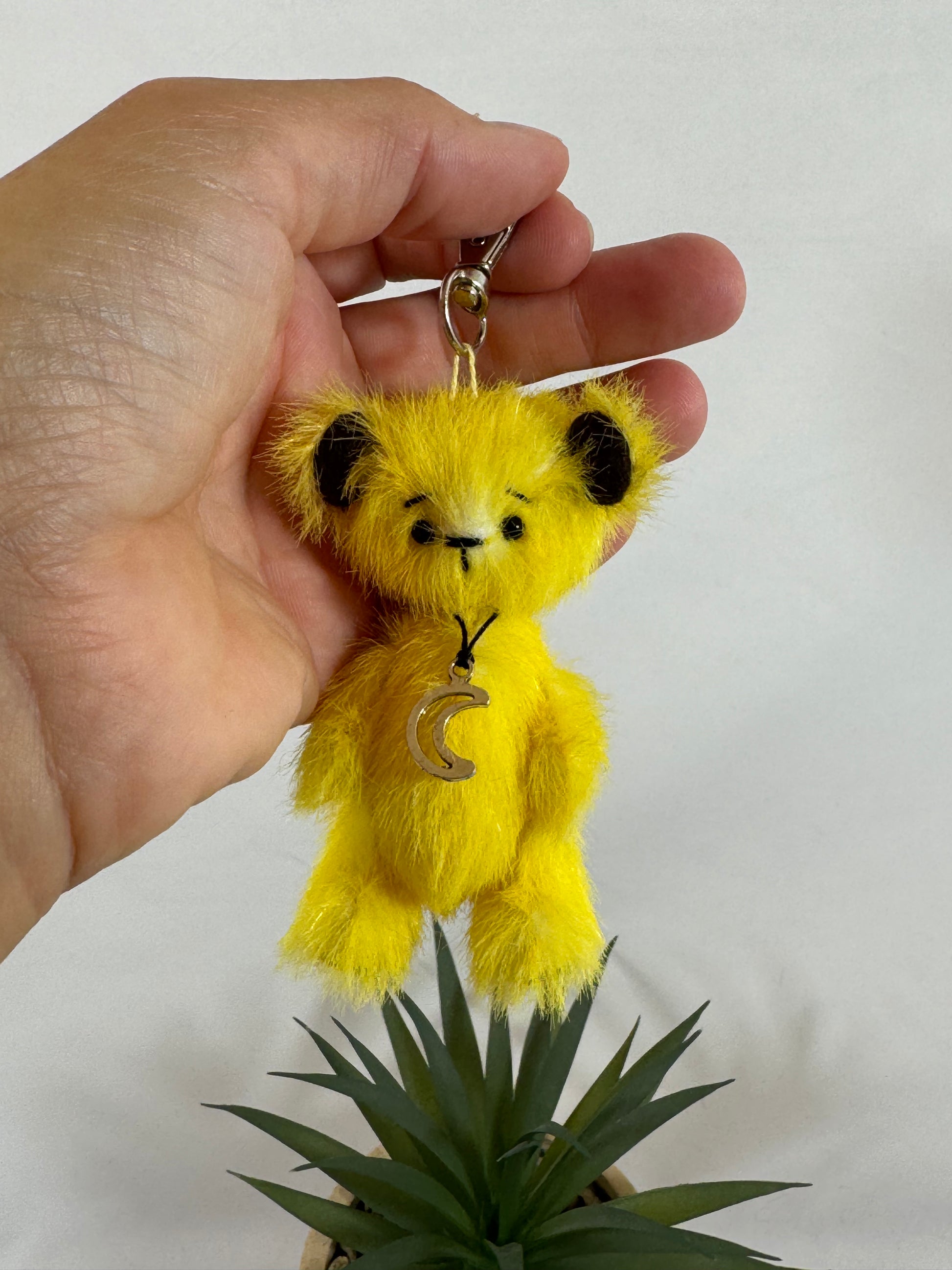 Porte-clés mini ours articulé Lumi jaune avec pendentif lune, création artisanale