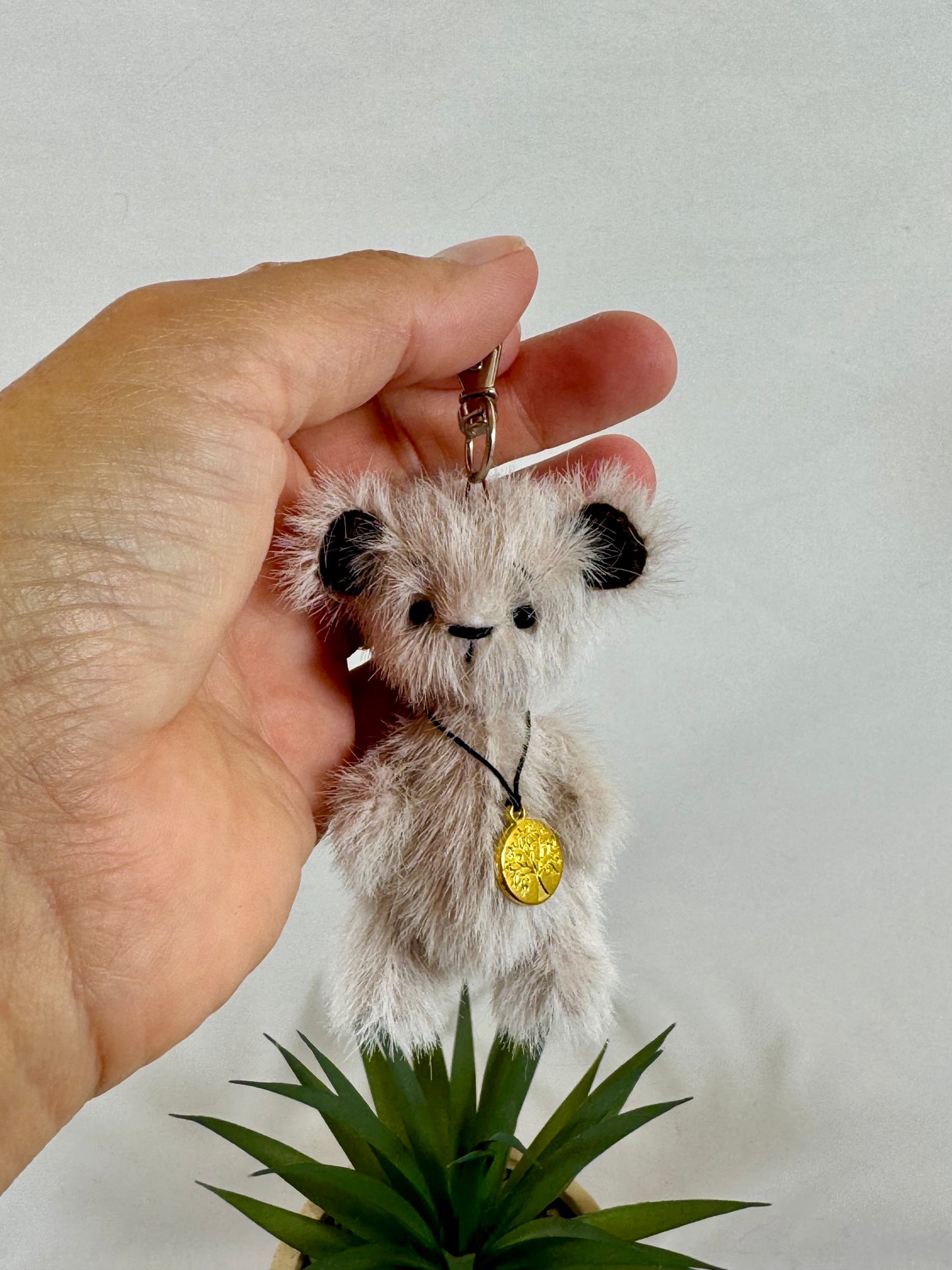 Porte-clés mini ours articulé Néo beige fait main en fausse fourrure