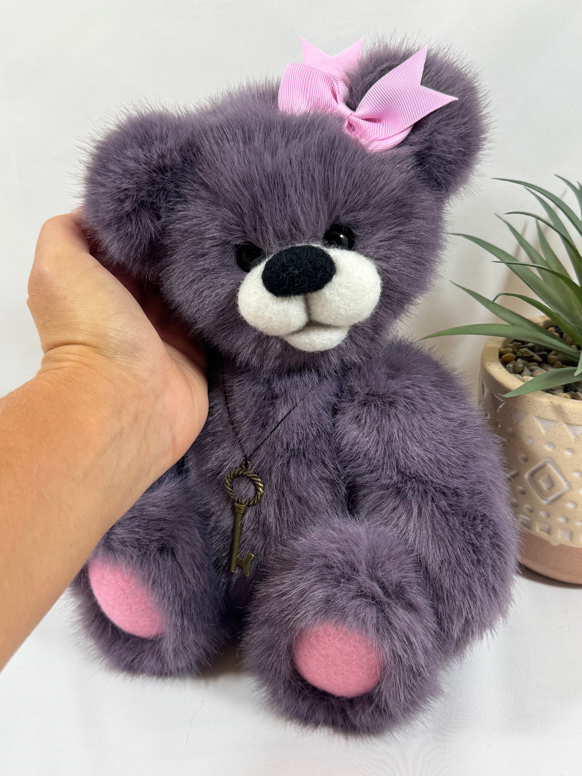 Ours artisanal Prune 30 cm gris prune avec nœud rose et pendentif clé