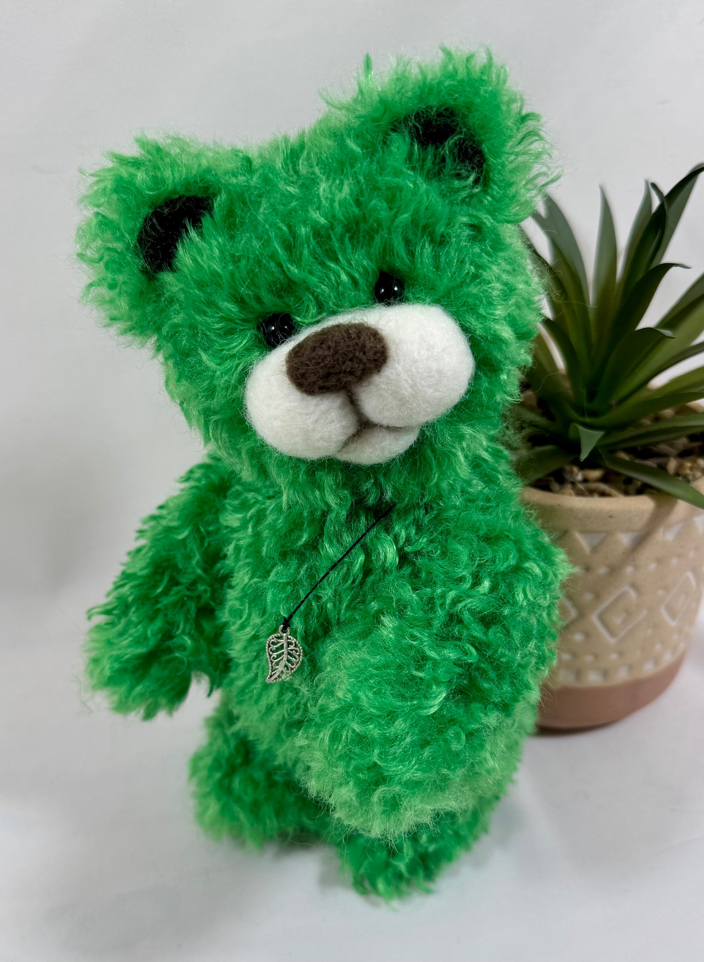 Ours de collection articulé vert et blanc Eden création artisanale française