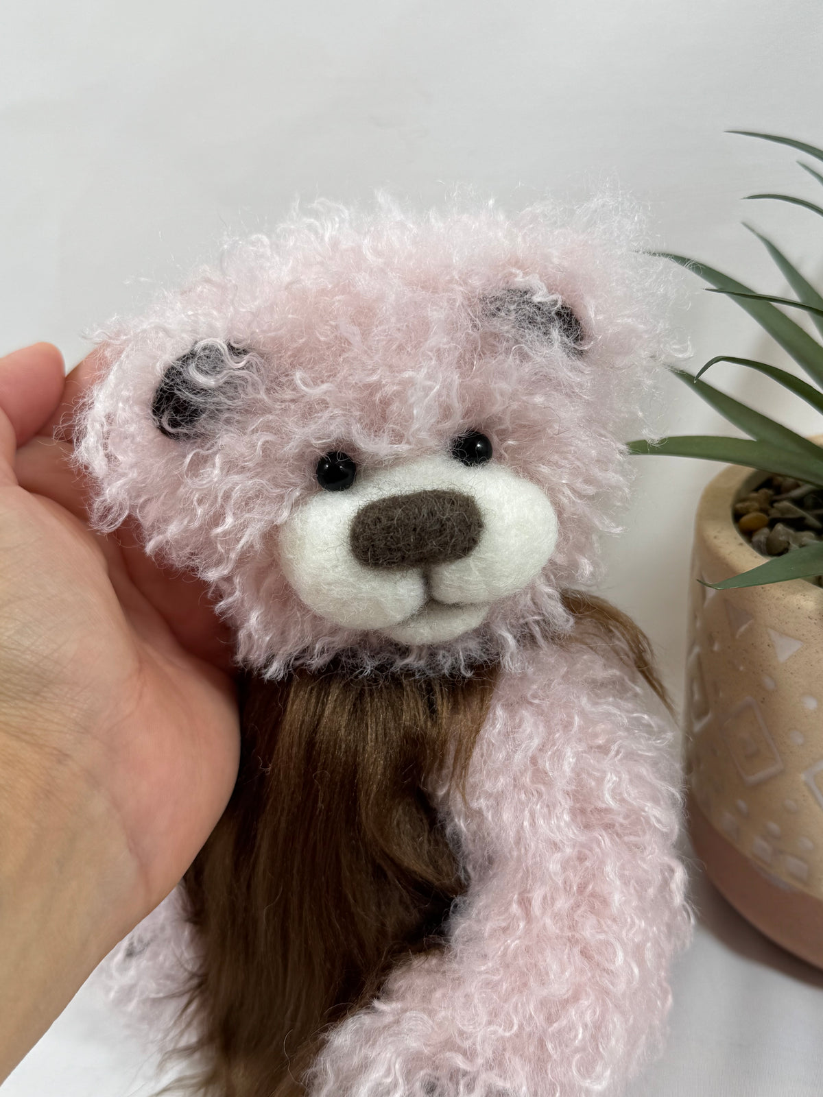 Ours de collection 20 cm rose et brun création artisanale française déjà adoptée