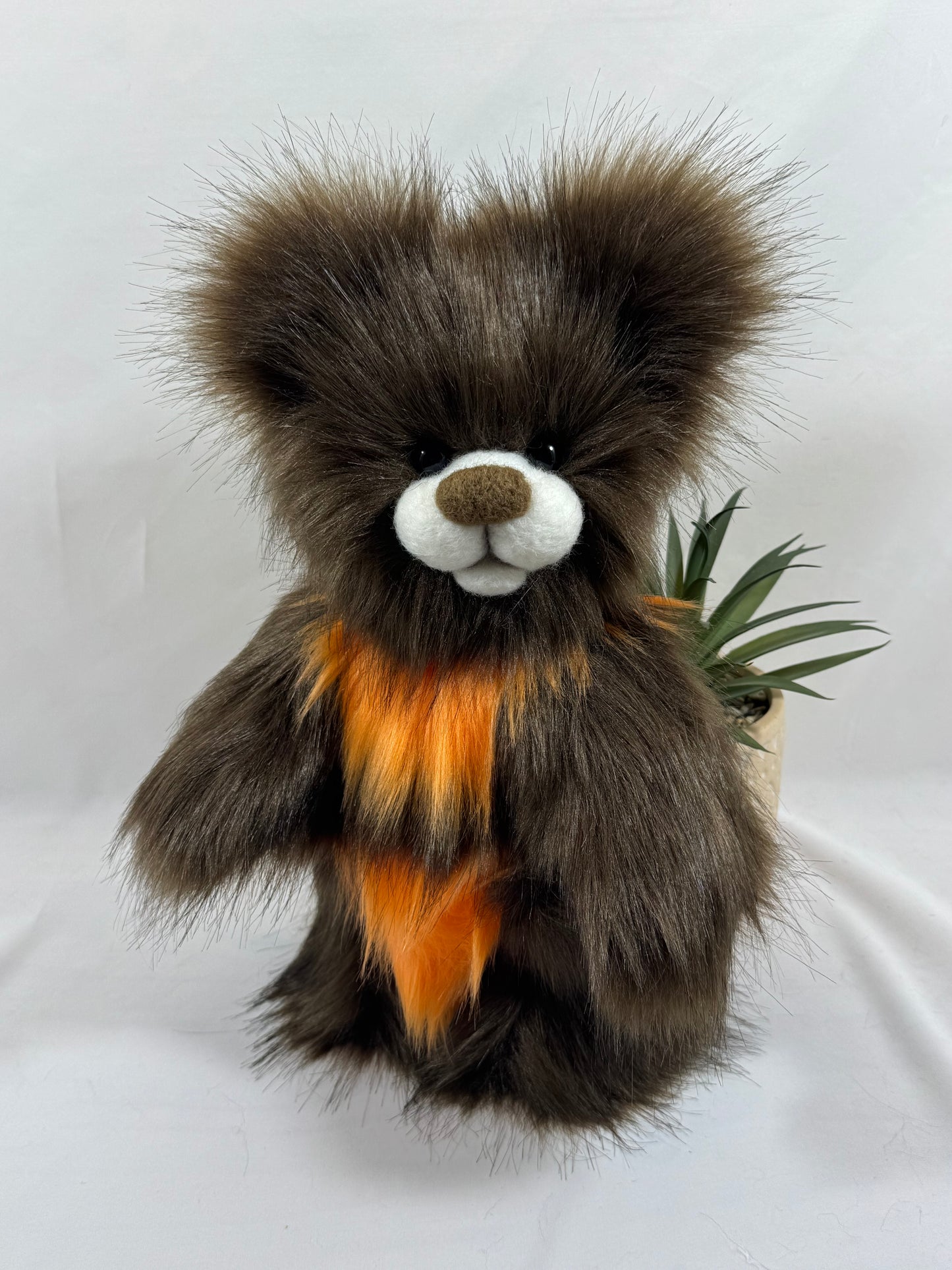 Ours artisanal articulé Cachou 30 cm brun et orange création fait main française
