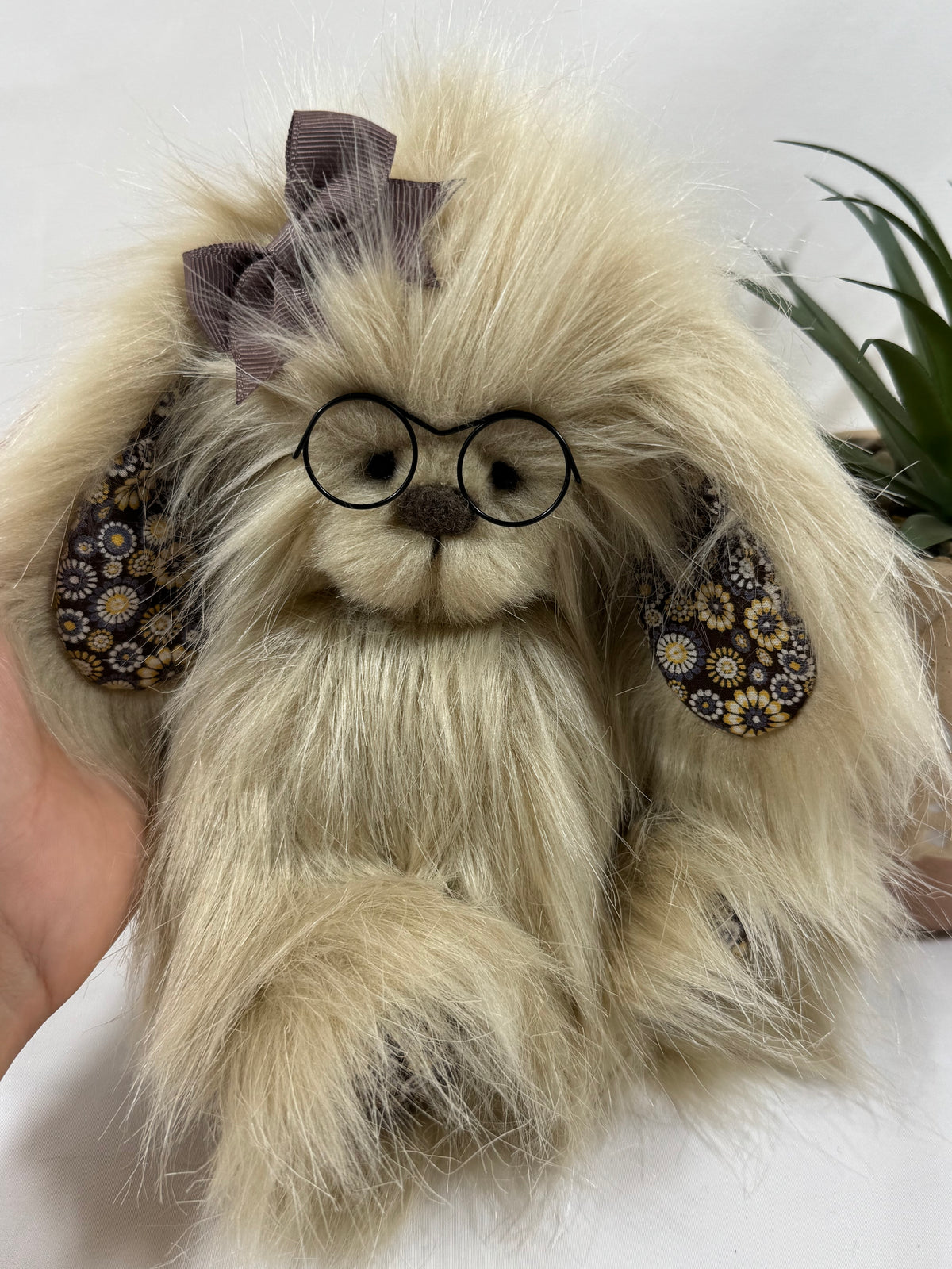 Lapin de collection Ninette en fourrure longue crème avec oreilles fleuries et lunettes