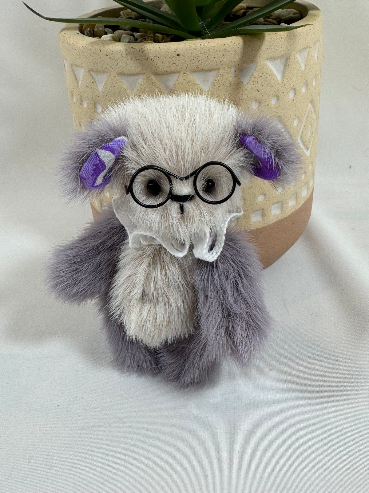 Mini ours fait main Anatole avec lunettes et détails violets