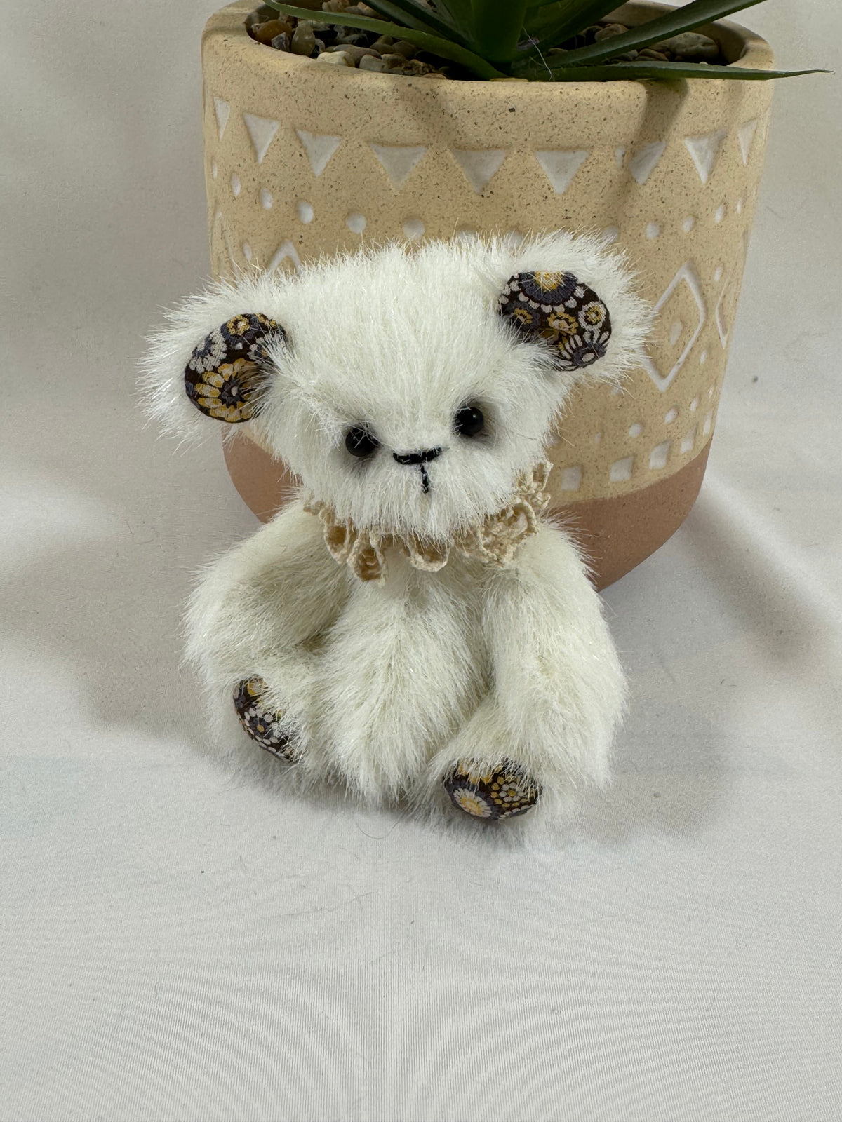 Mini ours articulé White en fourrure blanche avec coussinets en tissu