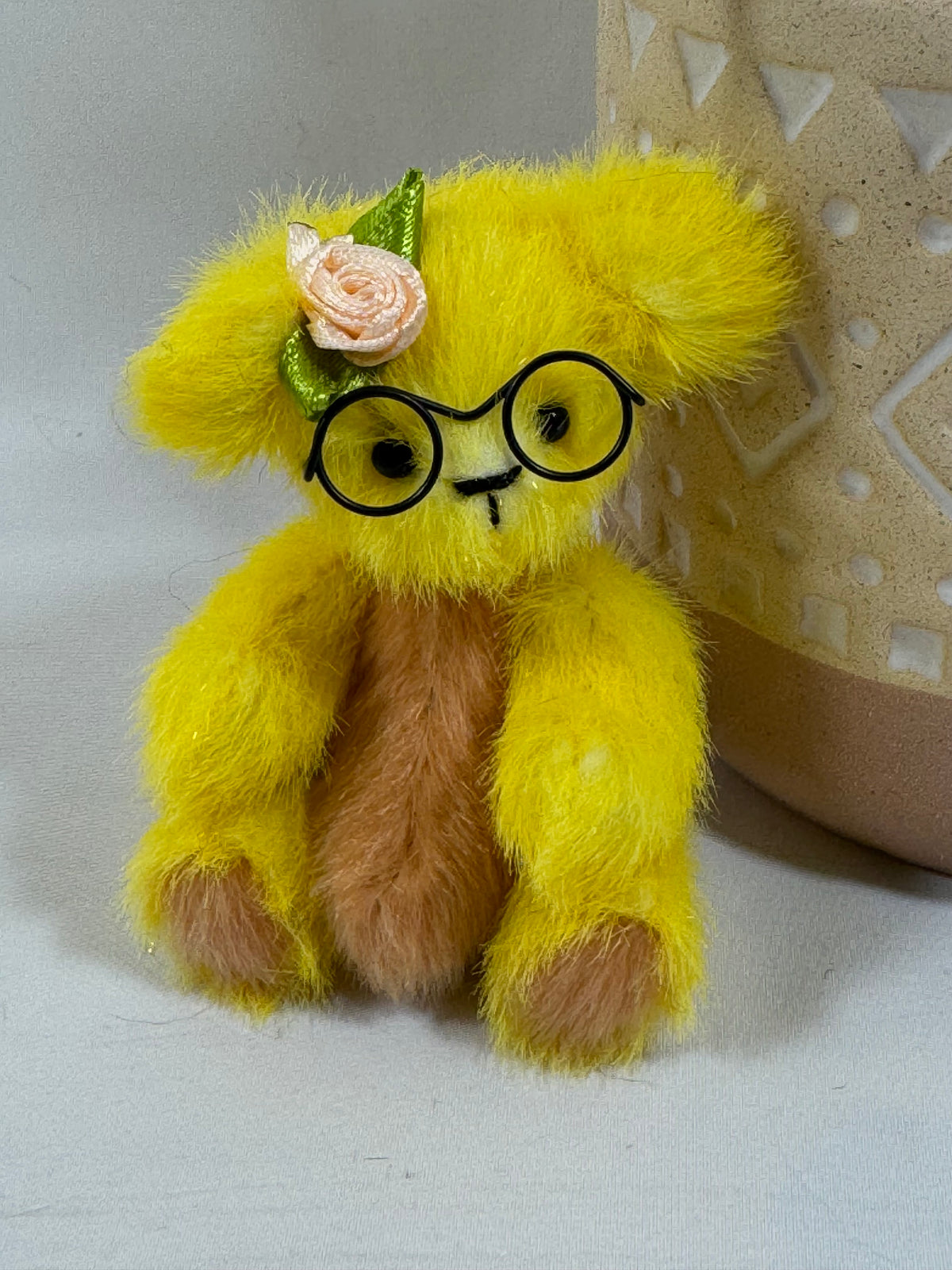 Petit ours articulé fait main de 9 cm avec lunettes rondes et fleur décorative