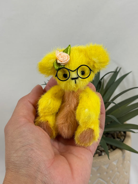 Suzette mini ours articulé jaune de 9 cm fait main avec lunettes et fleur