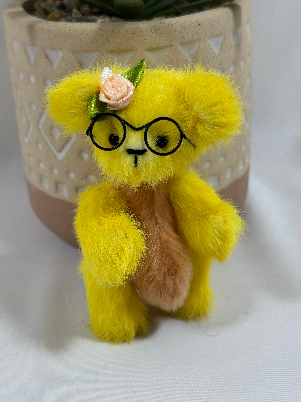 Mini ours de collection artisanal Suzette en fourrure jaune et rose