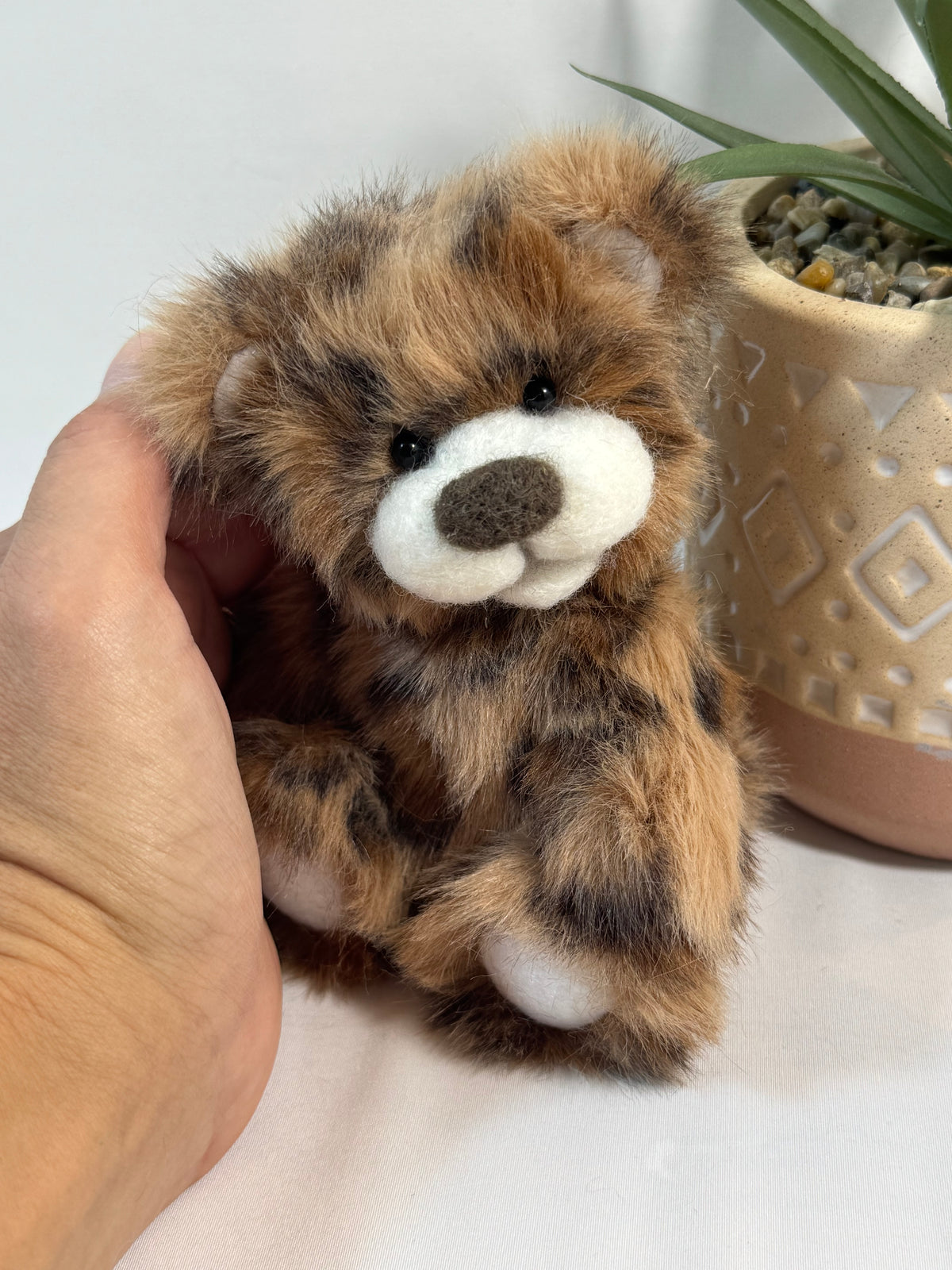 Cookie, petit ours de collection artisanal 14 cm en fourrure fauve, caramel et brune, fait main