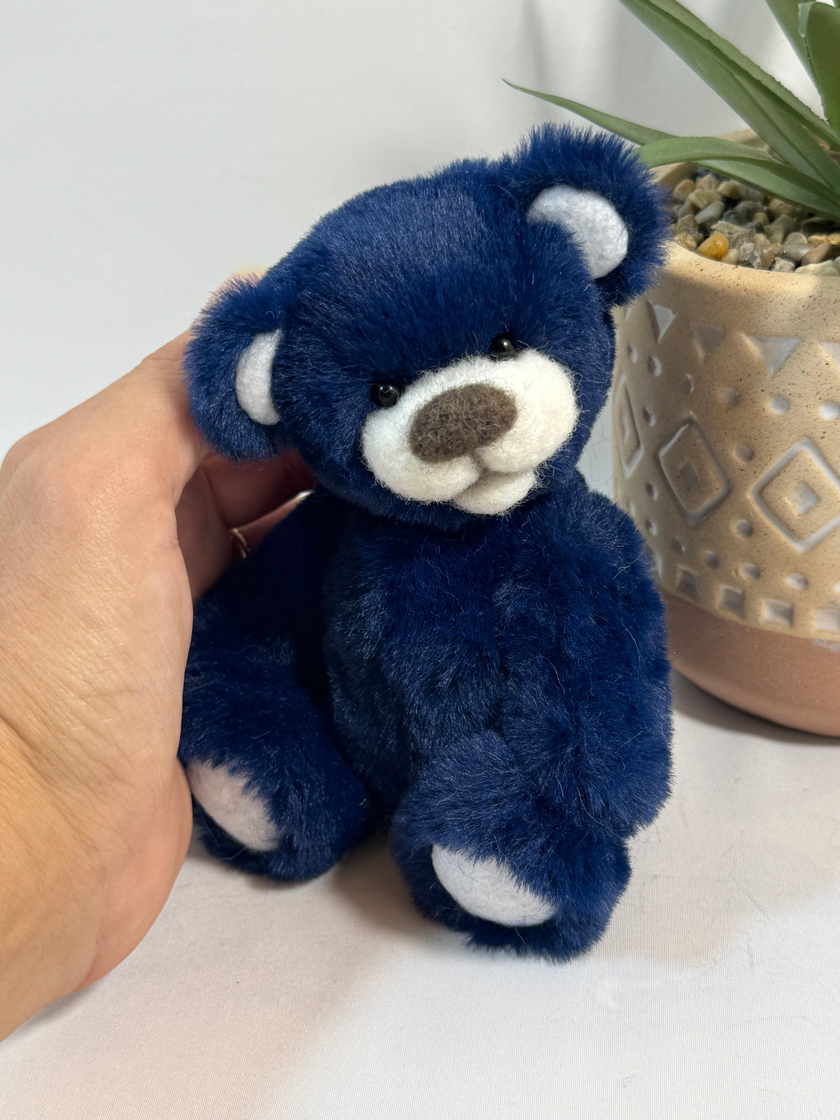 Petit ours artisanal fait main Eclipse bleu marine avec museau blanc