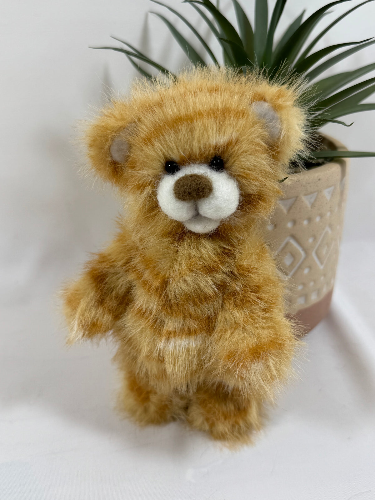 Petit ours artisanal Biscotte en fausse fourrure caramel fait main