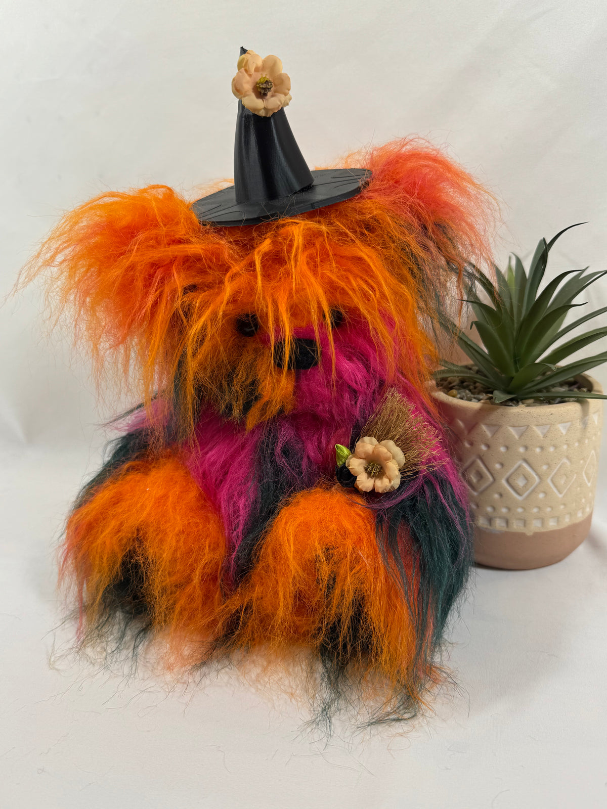 Zébuline ours de collection articulé 30 cm en fausse fourrure orange, fuchsia et vert foncé