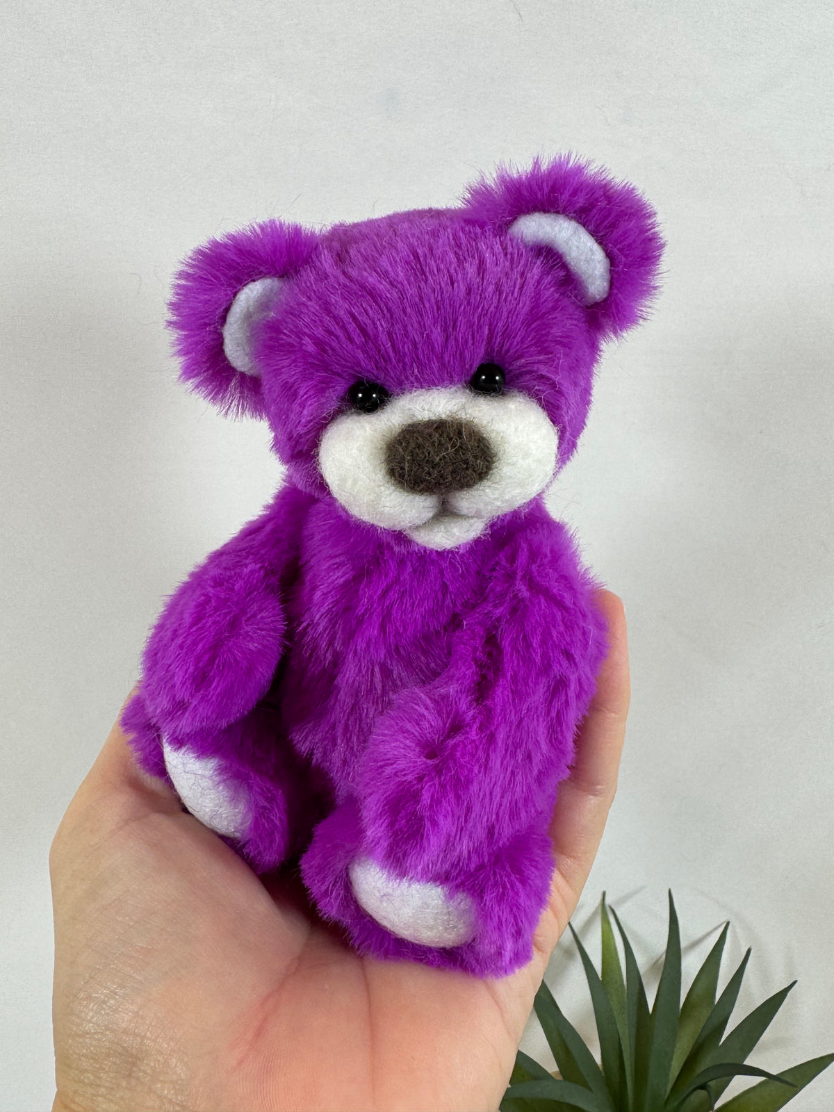 Petit ours artisanal Violette fait main en fausse fourrure violet intense