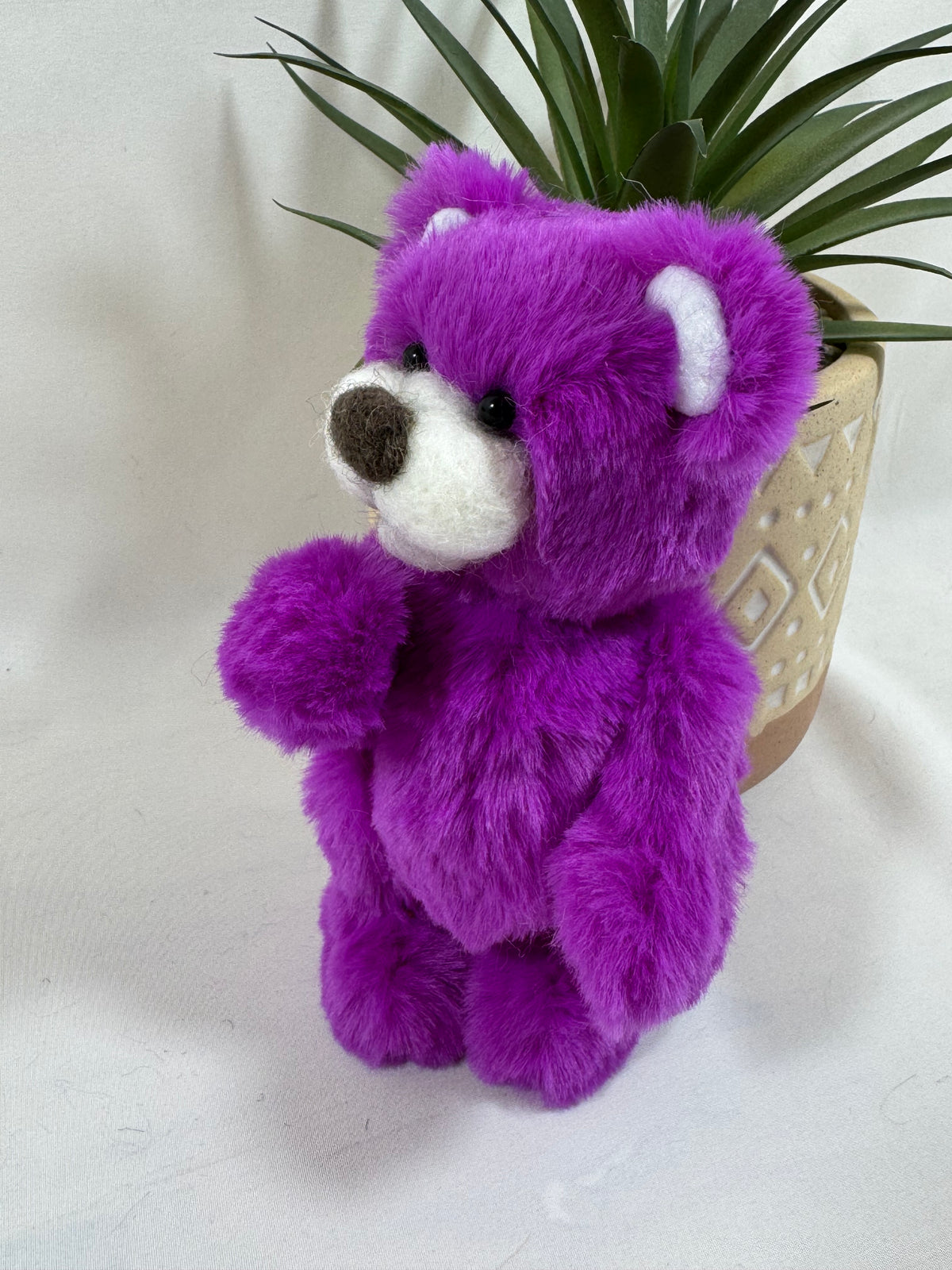 Ours de collection articulé 14 cm violet avec museau et coussinets blancs