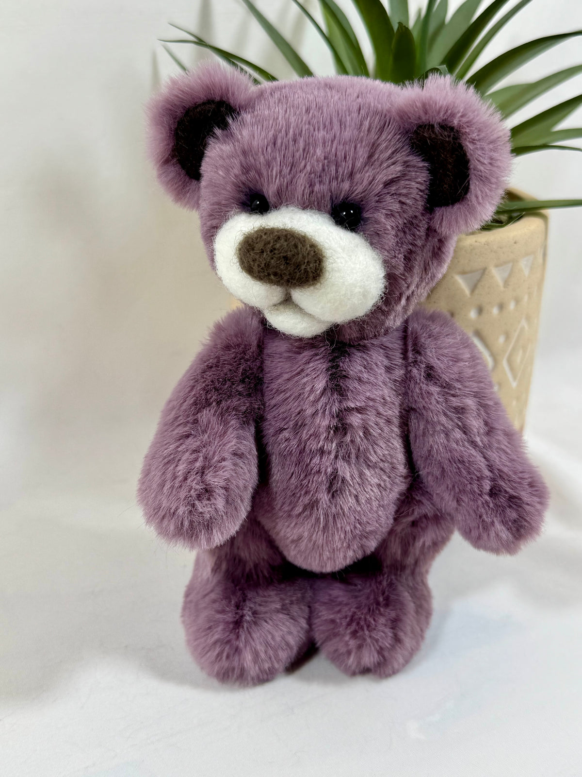 Ours de collection fait main en fausse fourrure mauve, Pimousse 14 cm, adorable oursonne articulée au museau blanc et aux grosses pattes moelleuses.