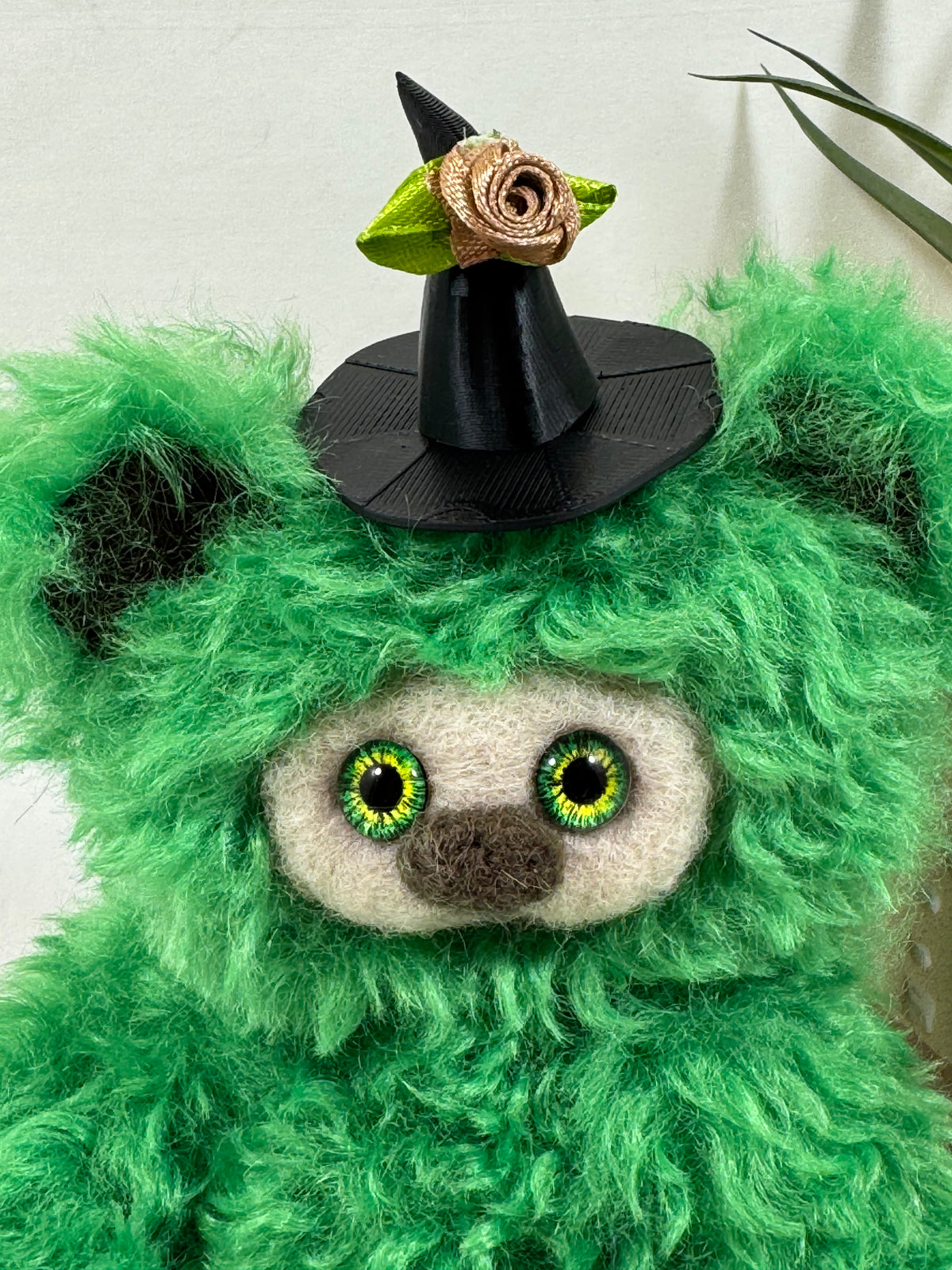 Petite créature de collection Halloween faite main, Tambouillette au pelage vert ébouriffé, grandes oreilles rondes, visage clair et petit museau brun.