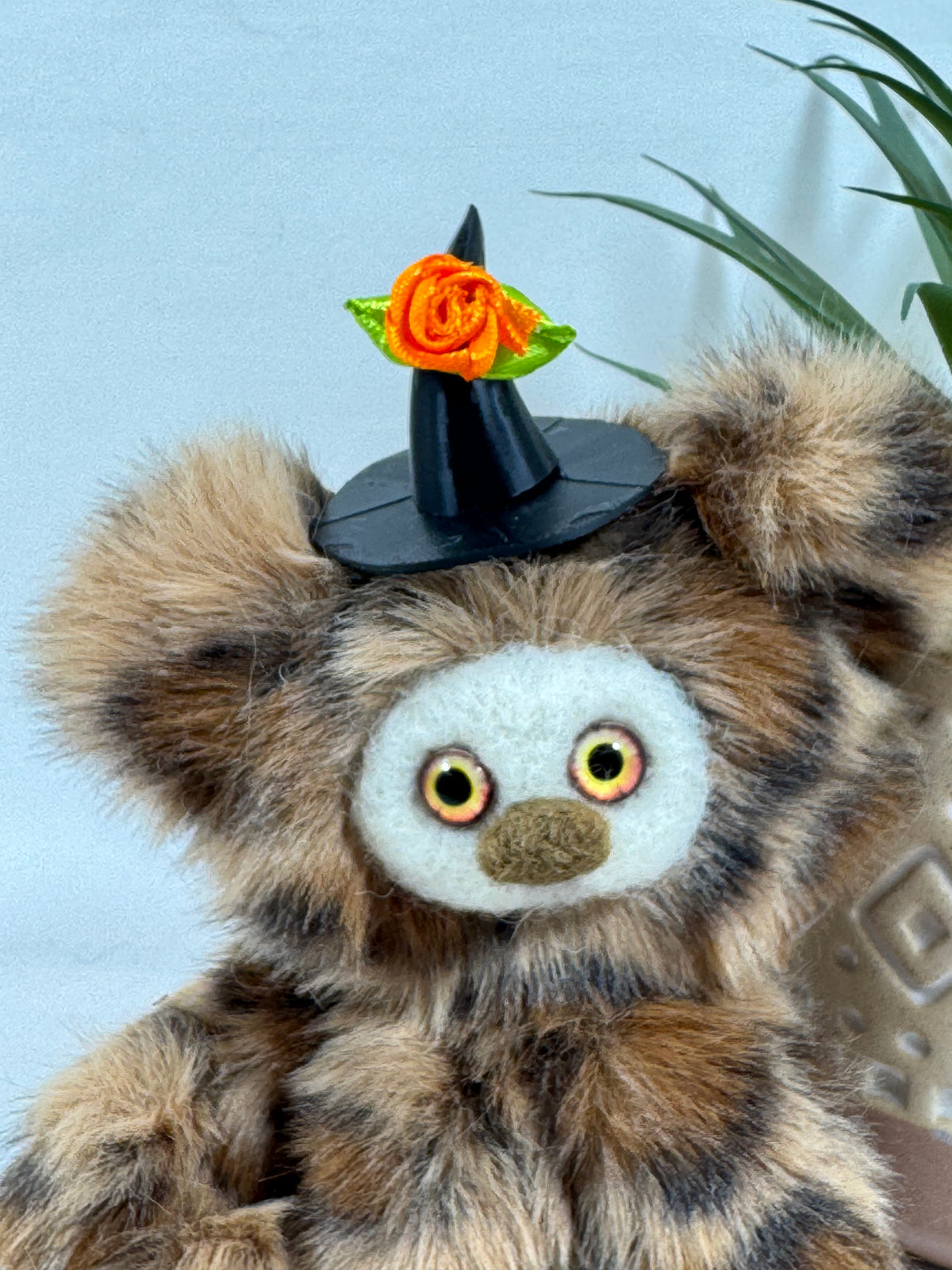 Petite créature de collection Halloween faite main, Fripouillette aux grandes oreilles ébouriffées, visage clair, pelage brun nuancé et grosses pattes moelleuses.