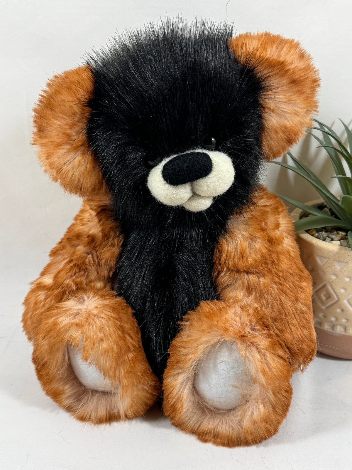 Caramoka ours de collection articulé de 30 cm en fausse fourrure noire et caramel, création artisanale unique